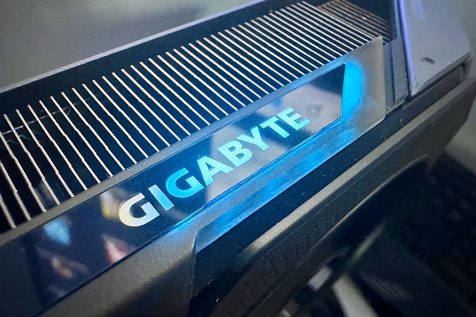 Gigabyte Radeon RX 9060 XT Gaming OC 16 GB - podświetlenie