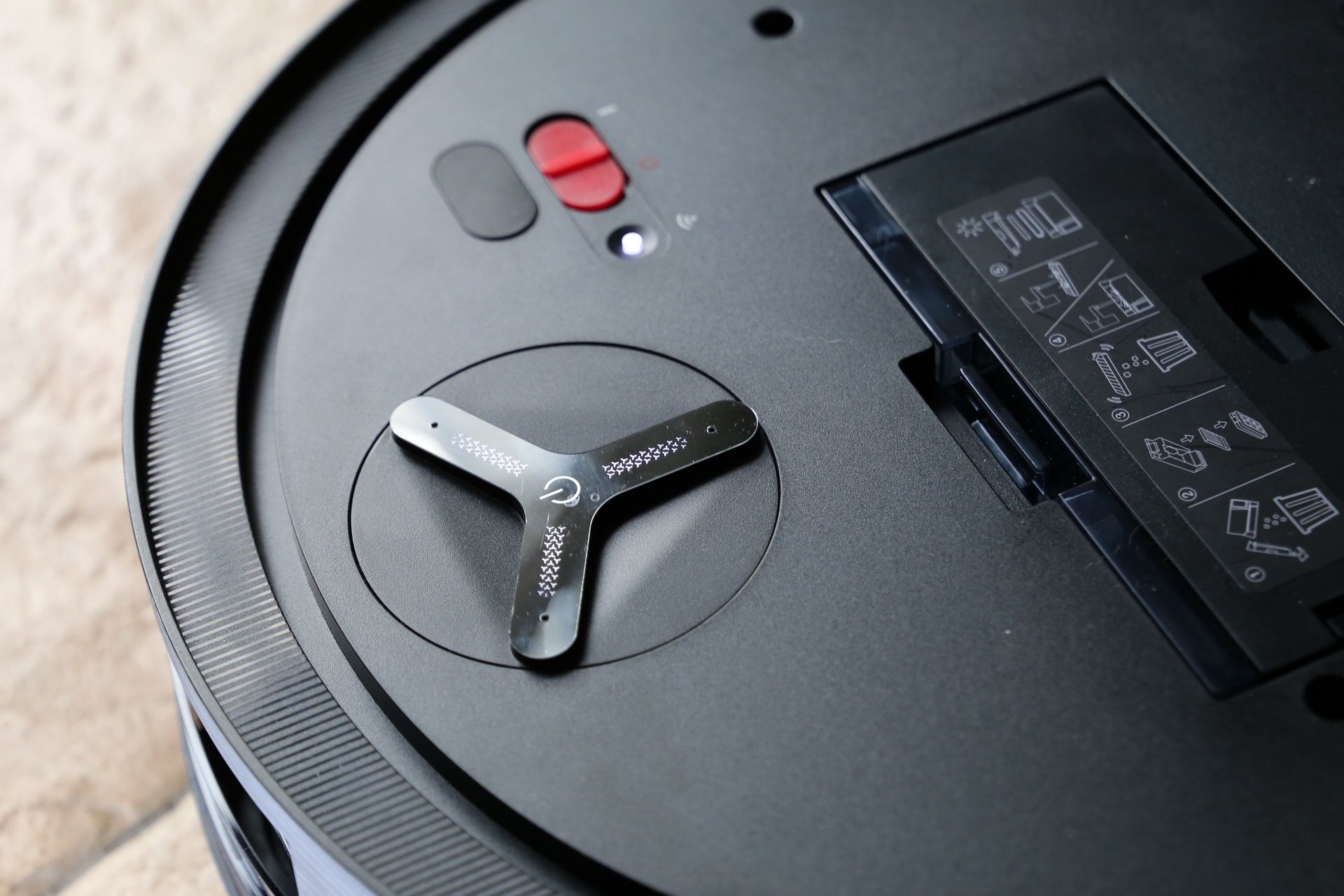 Ecovacs Deebot X11 OmniCyclone - włącznik robota