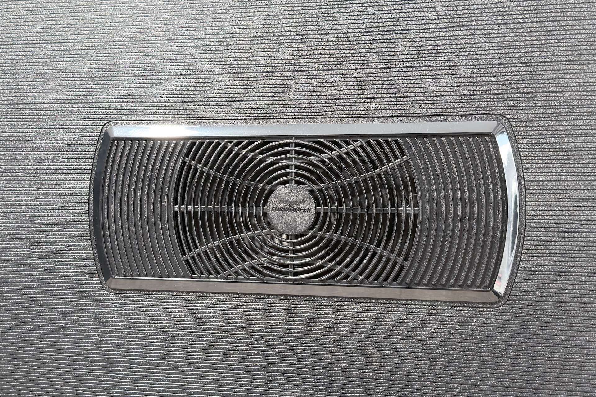 Hisense ULED 65U8KQ - subwoofer