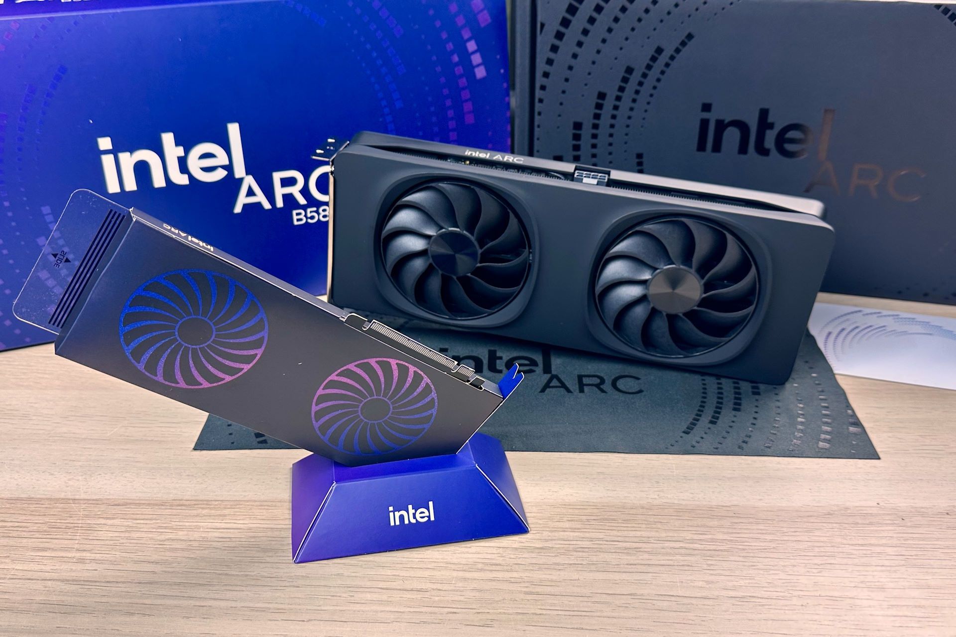 Intel ARC B580 Limited Edition - figurka dołączona w zestawie