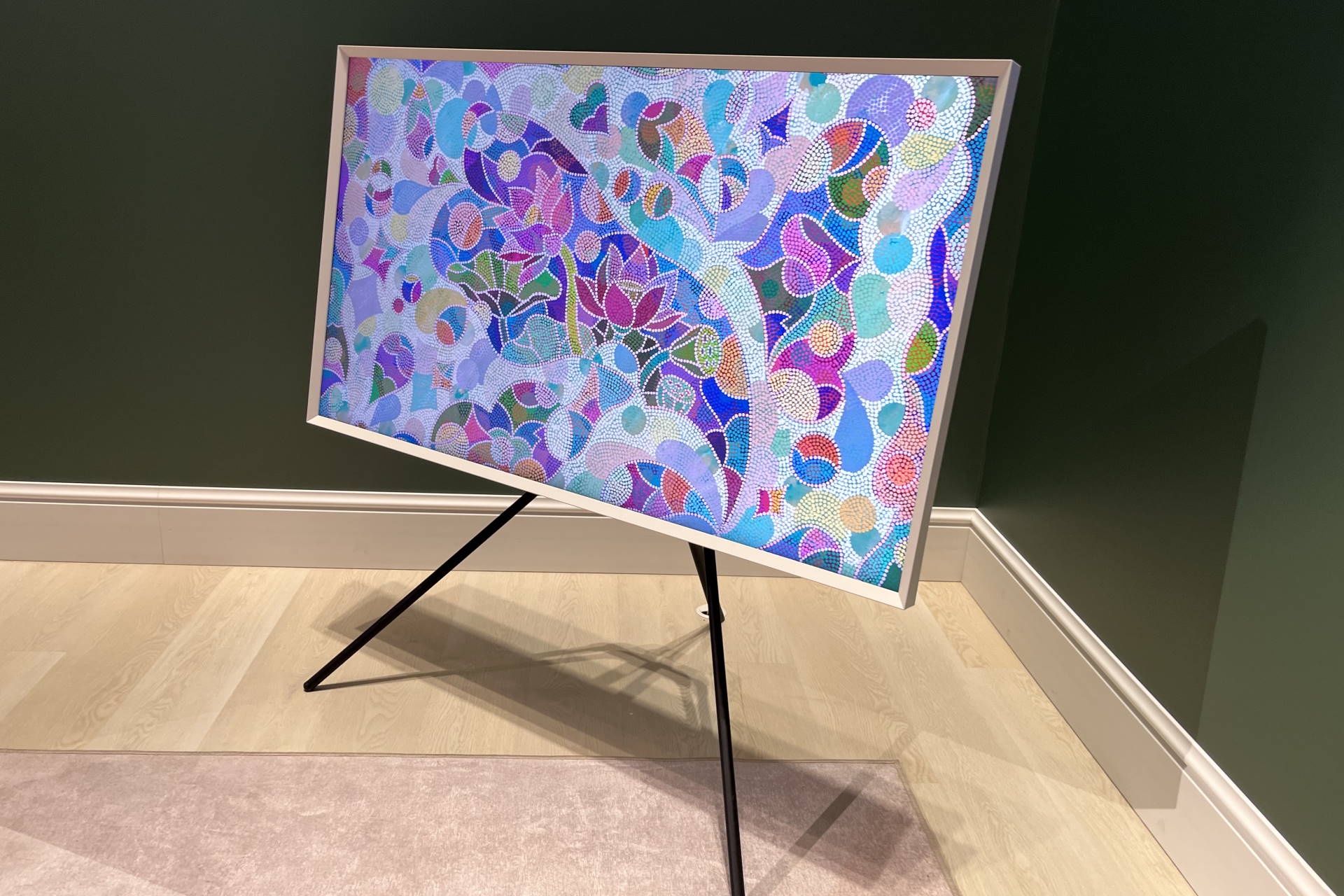 Samsung The Frame 2022 - na stojaku