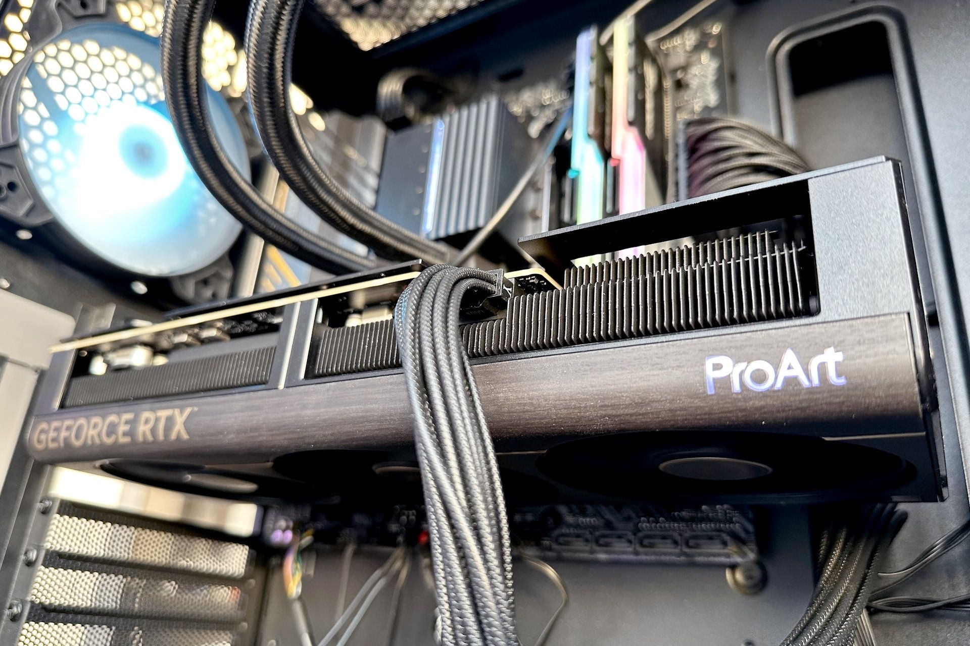 ASUS GeForce RTX 5080 ProArt OC Edition - podpięte zasilanie