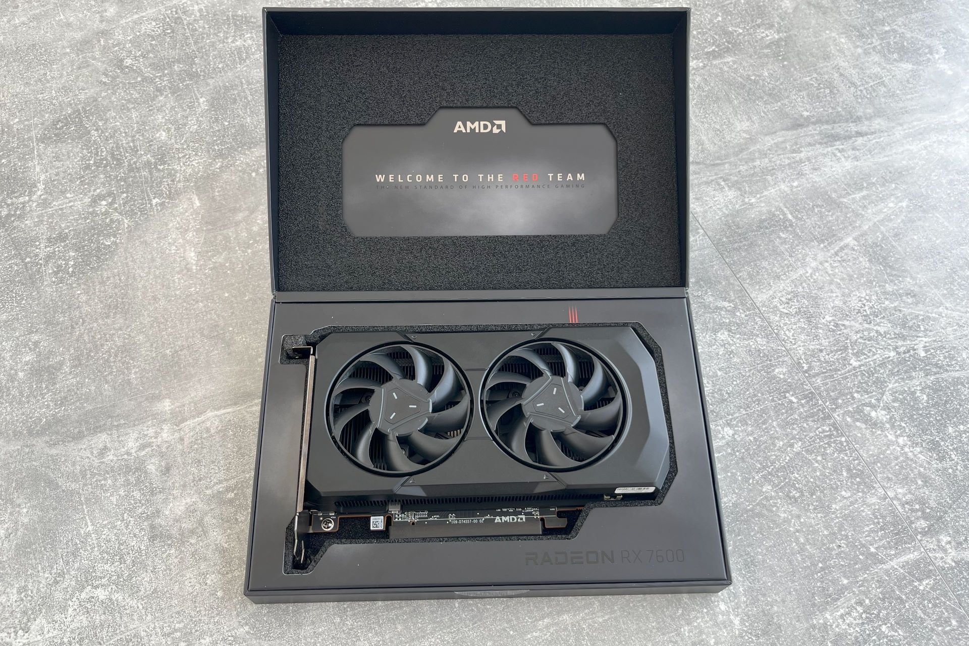 AMD Radeon RX 7600 - unboxing