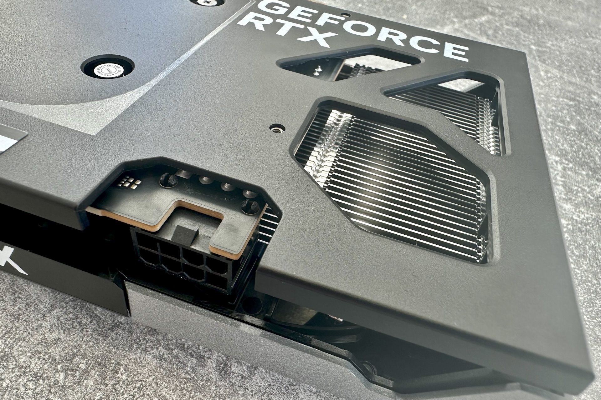 MSI GeForce RTX 5050 Ventus X2 - zasilanie