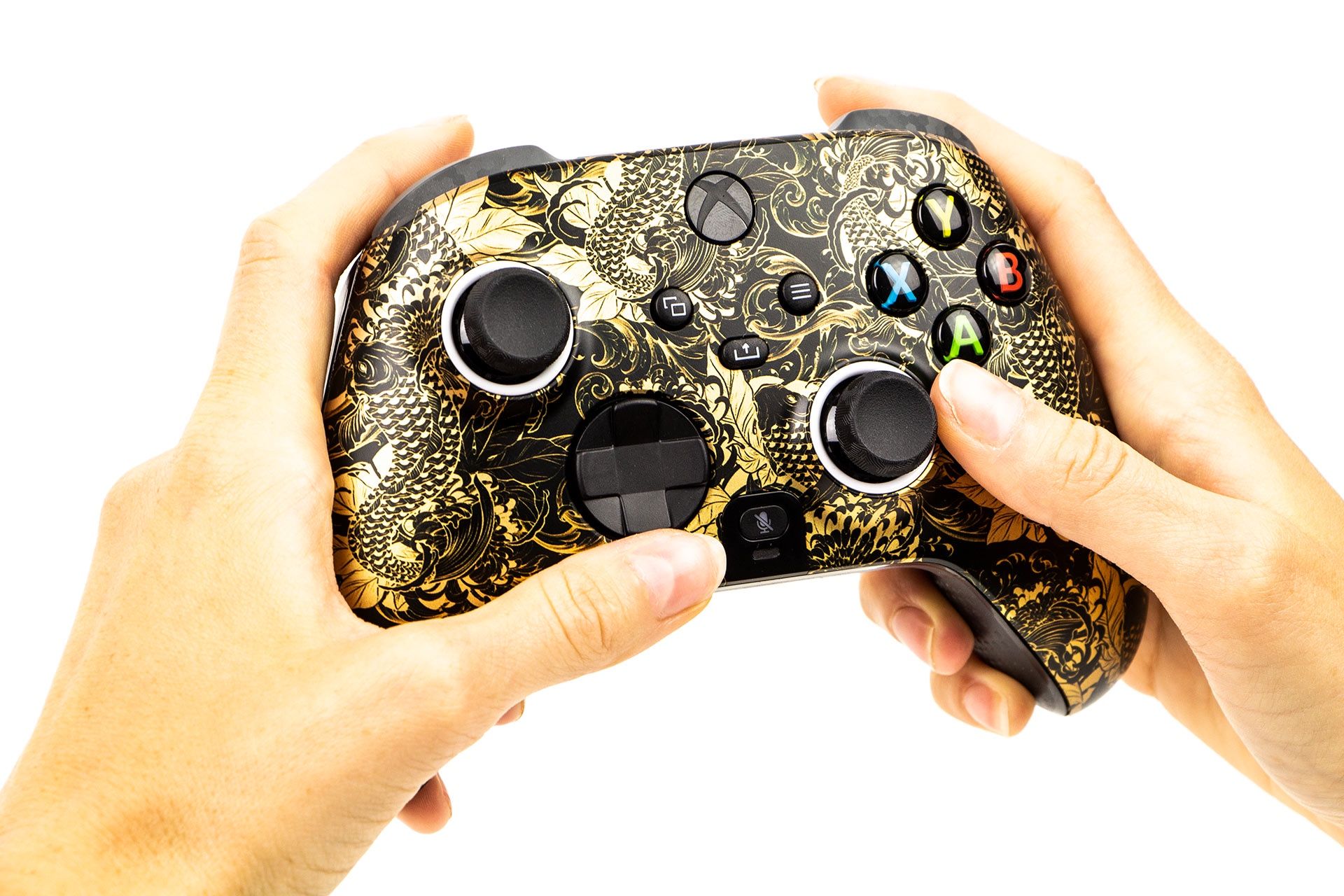 SCUF Instinct Pro - kontroler w dłoniach