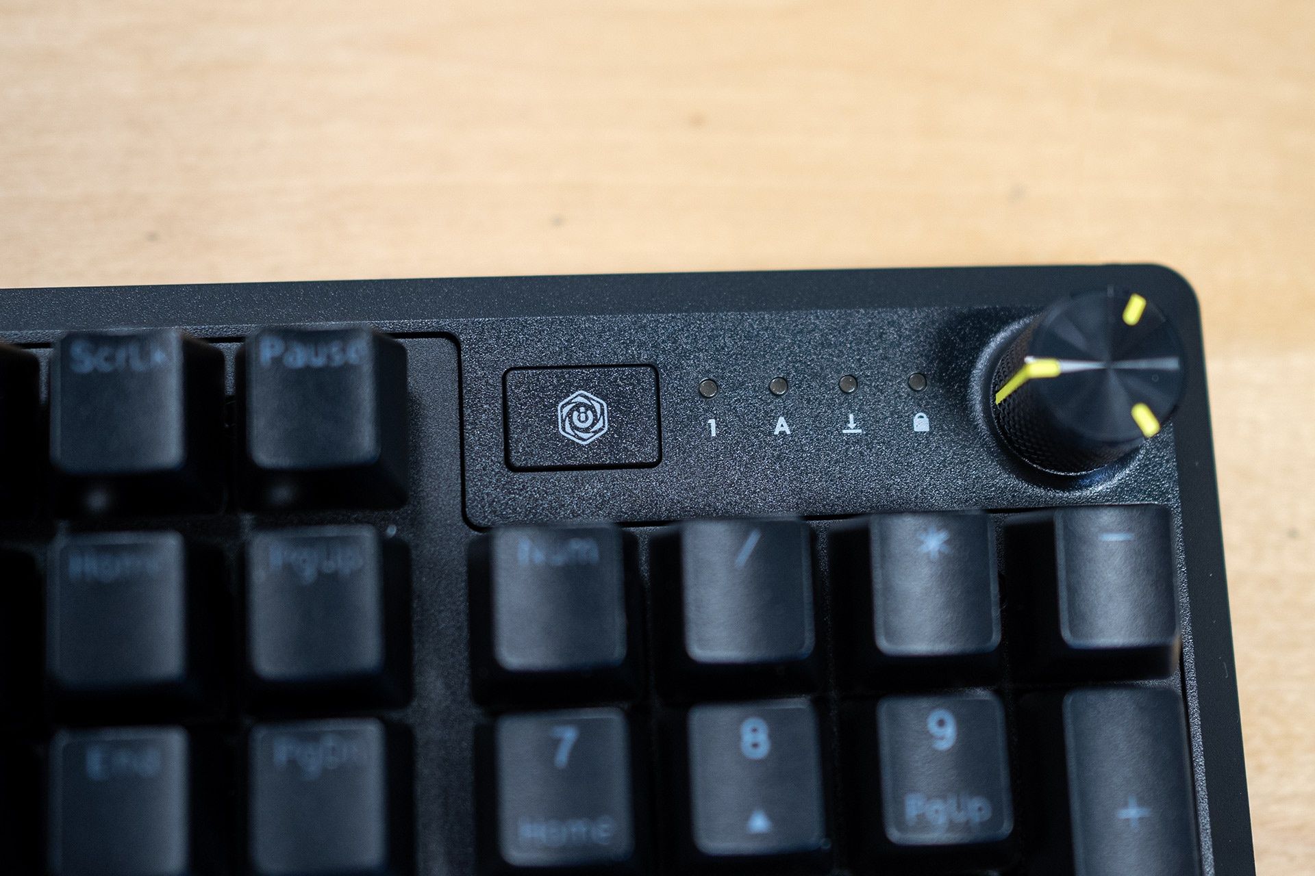 Corsair K70 Core - rolka i przycisk multimedialny