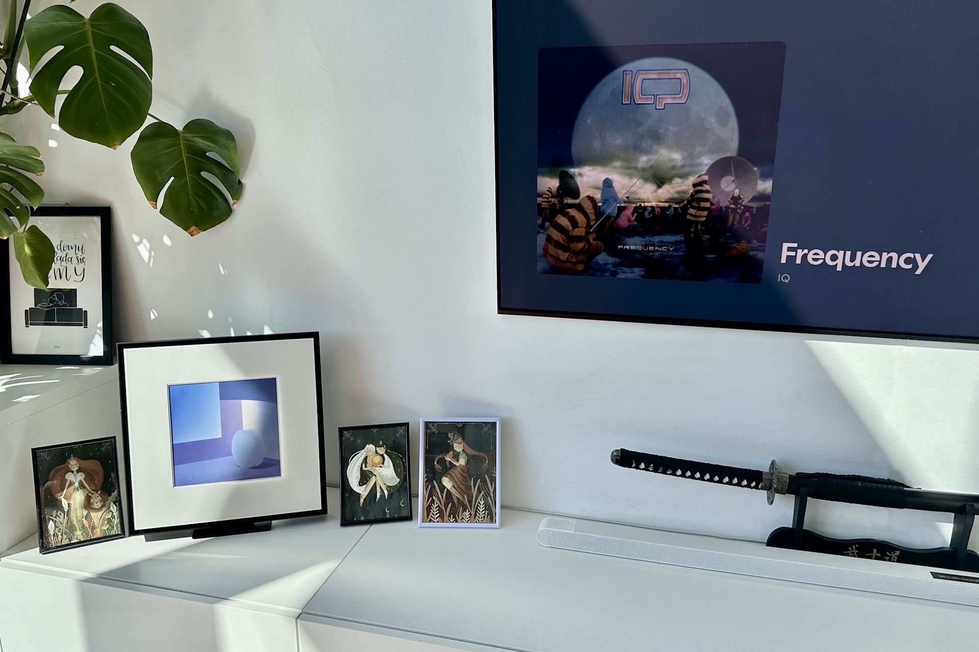 Samsung Music Frame - masuje się w otoczeniu