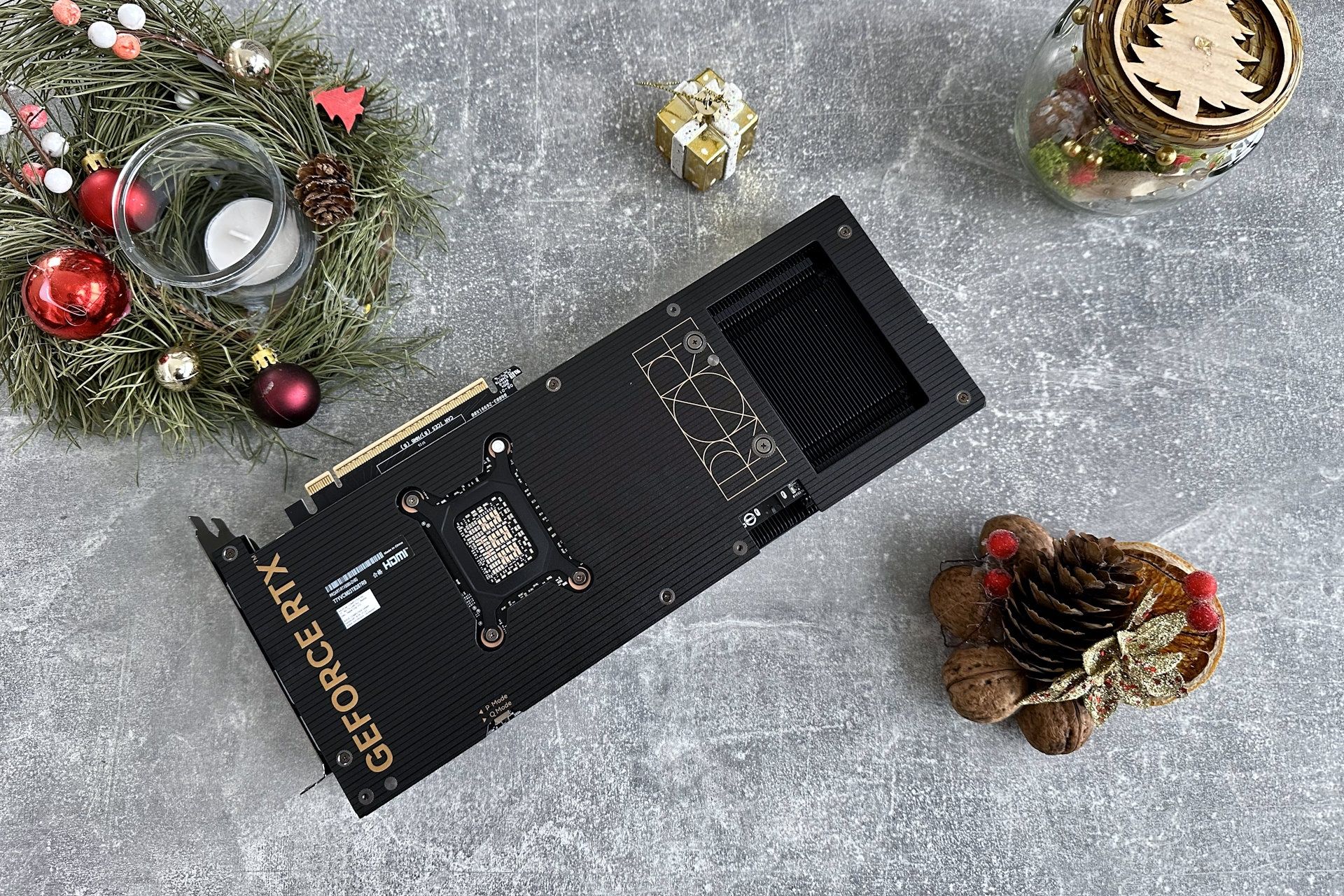 ASUS GeForce RTX 5080 ProArt OC Edition - z góry