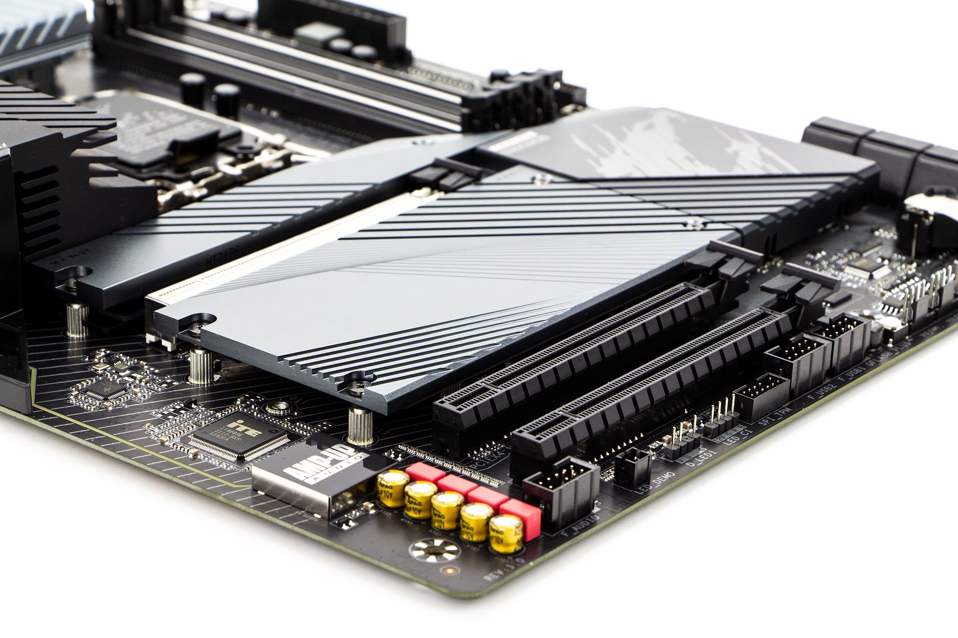 Gigabyte Z690 AORUS Elite DDR4 - sloty