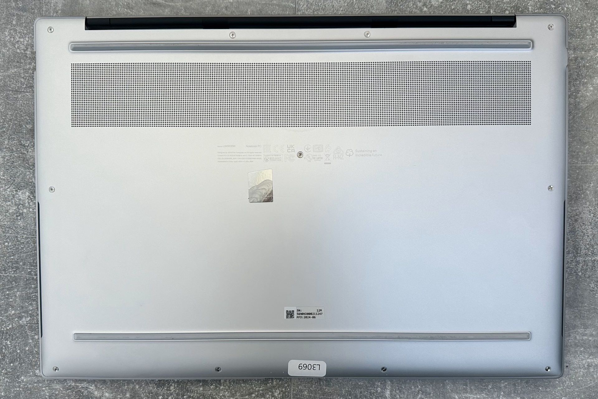 ASUS Zenbook S 16 UM5606 - od spodu