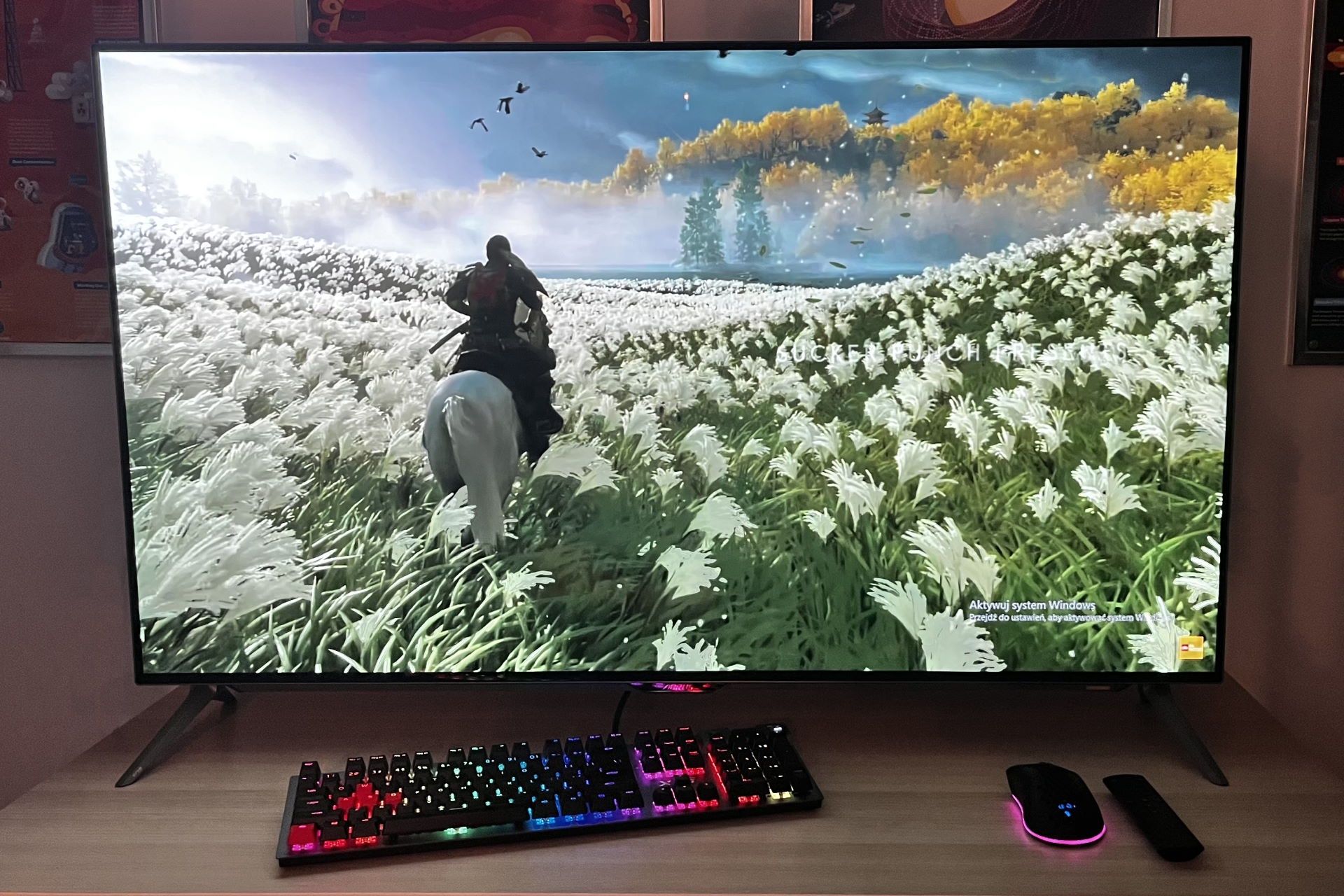Gigabyte Aorus FV43U - z przodu z akcesoriami