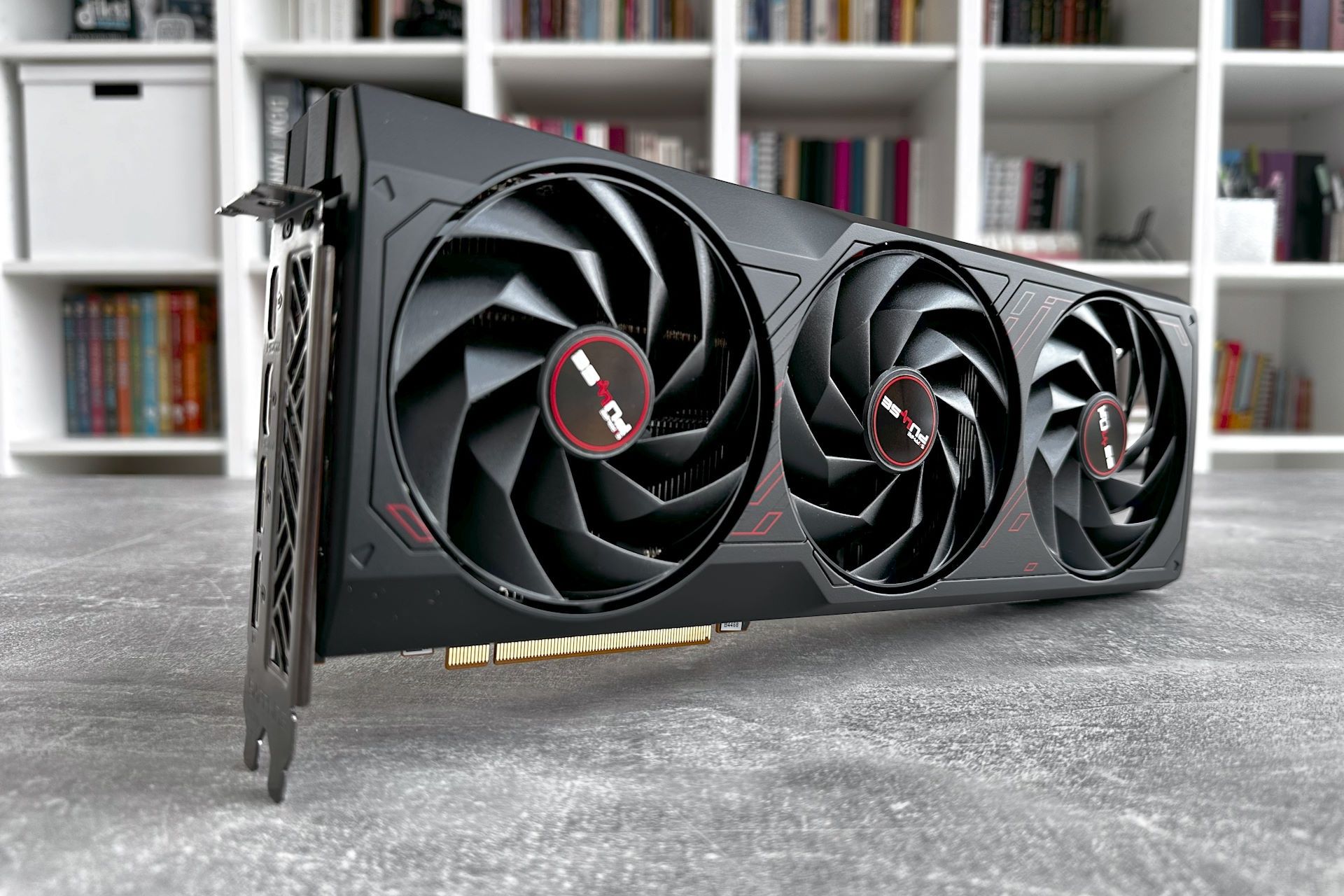 Sapphire Radeon RX 7900 GRE Pulse - z profilu
