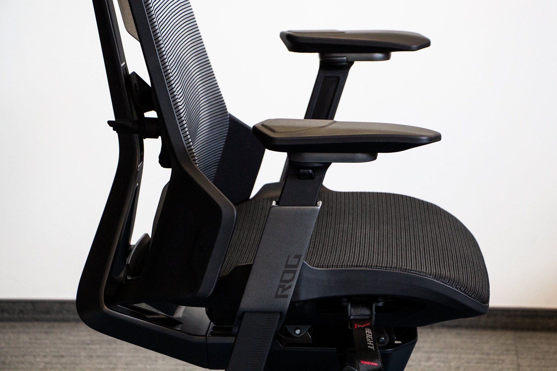Asus ROG Destrier Ergo - widok z boku na podłokietniki