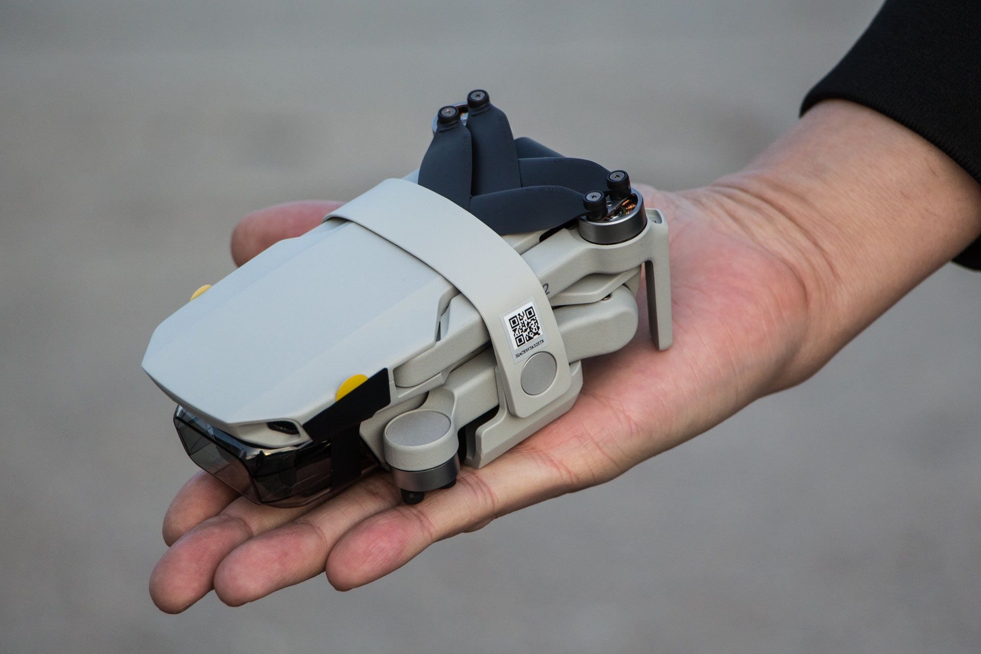 DJI Mini 2 - złożony dron w klamrze zabezpieczającej