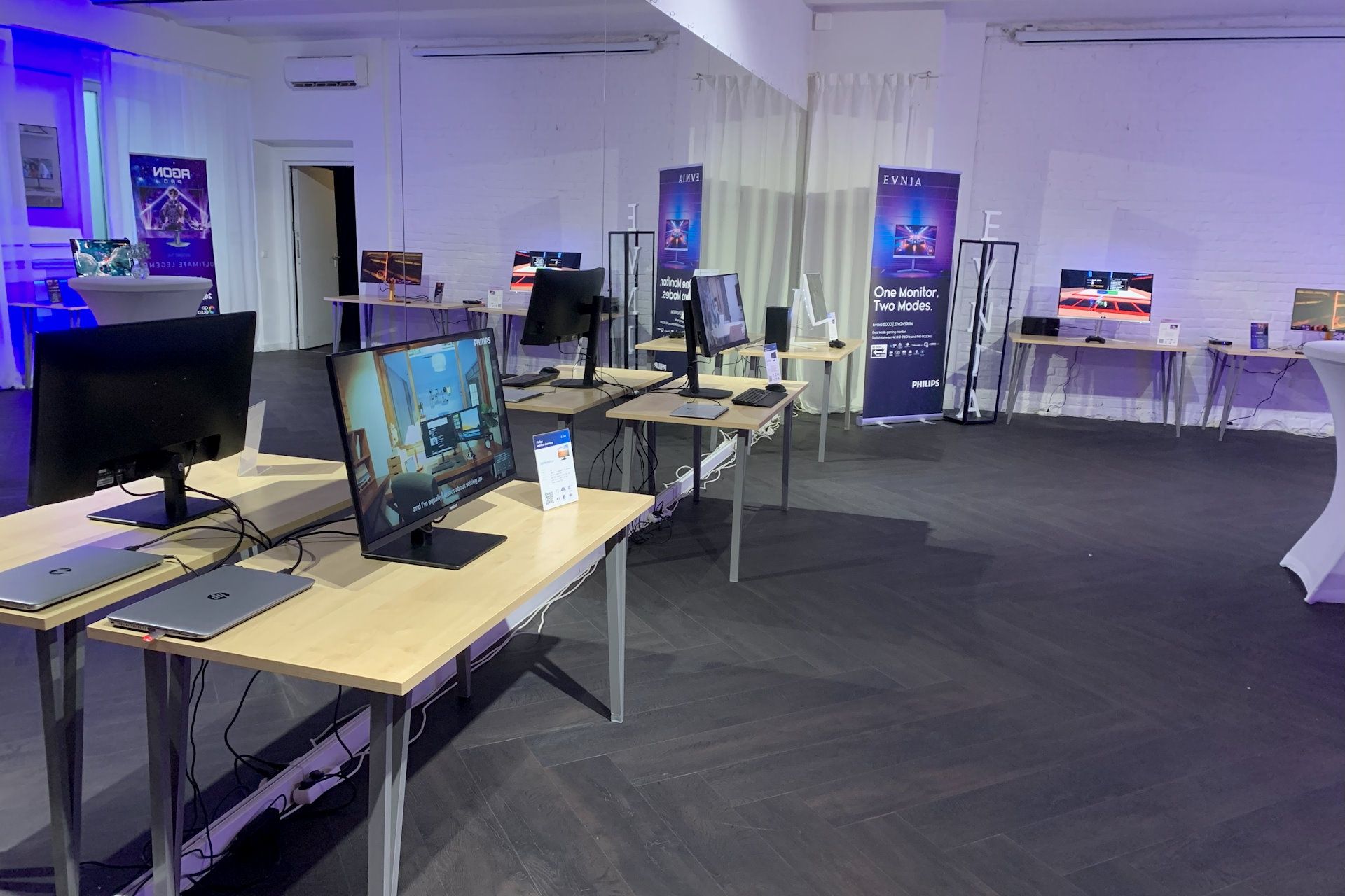 Prezentacja monitorów Philips i AOC - sala z pokazem