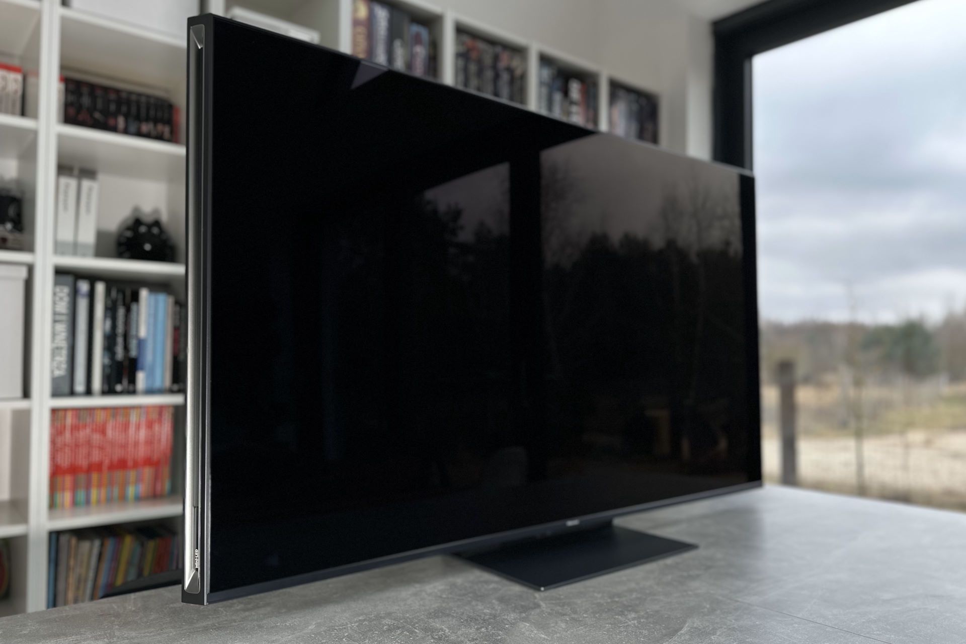 Hisense ULEX X 65UXKQ - z profilu wyłaczony