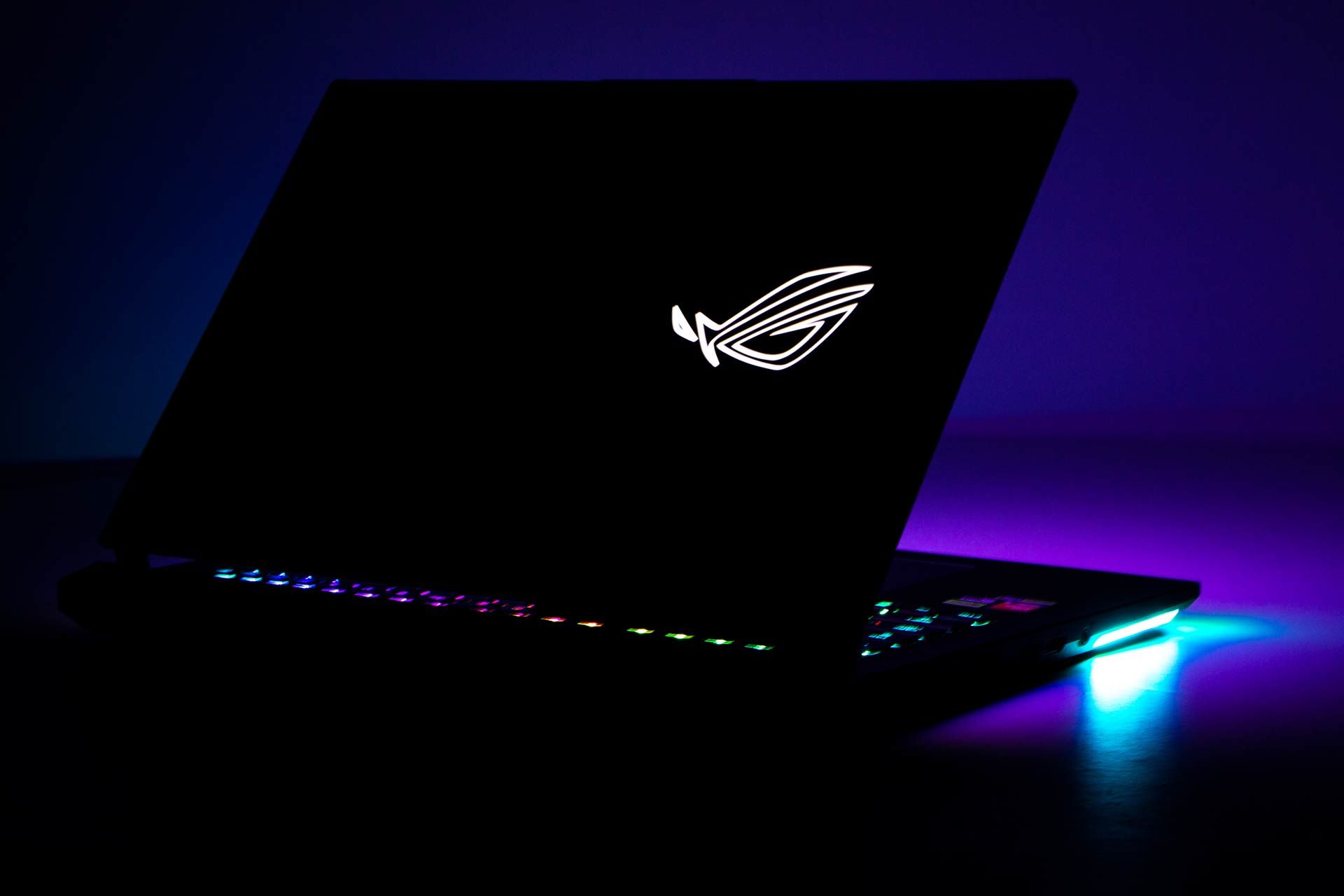 ASUS ROG Strix SCAR 17 G733P - z tyłu rgb