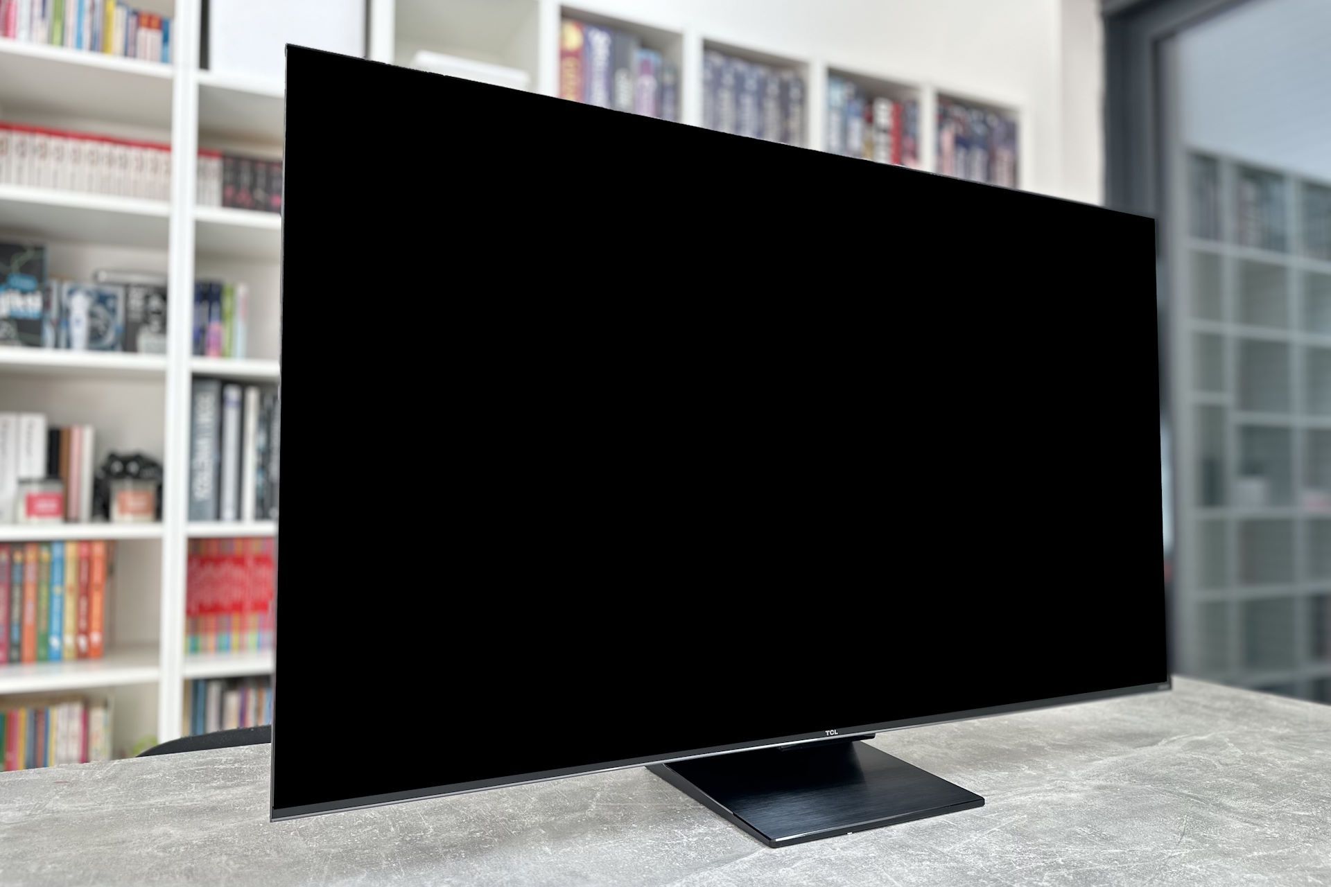 TCL 55C805 - od frontu wyłączony