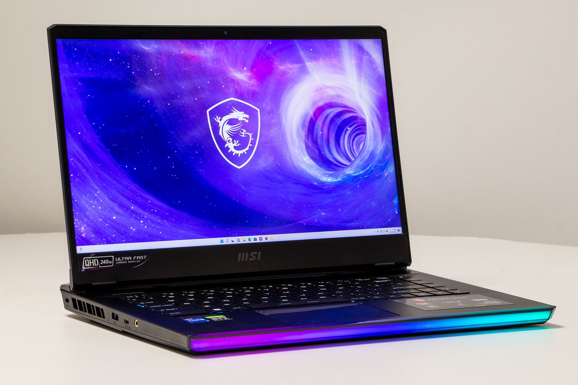 MSI Raider GE66-12UH - z profilu