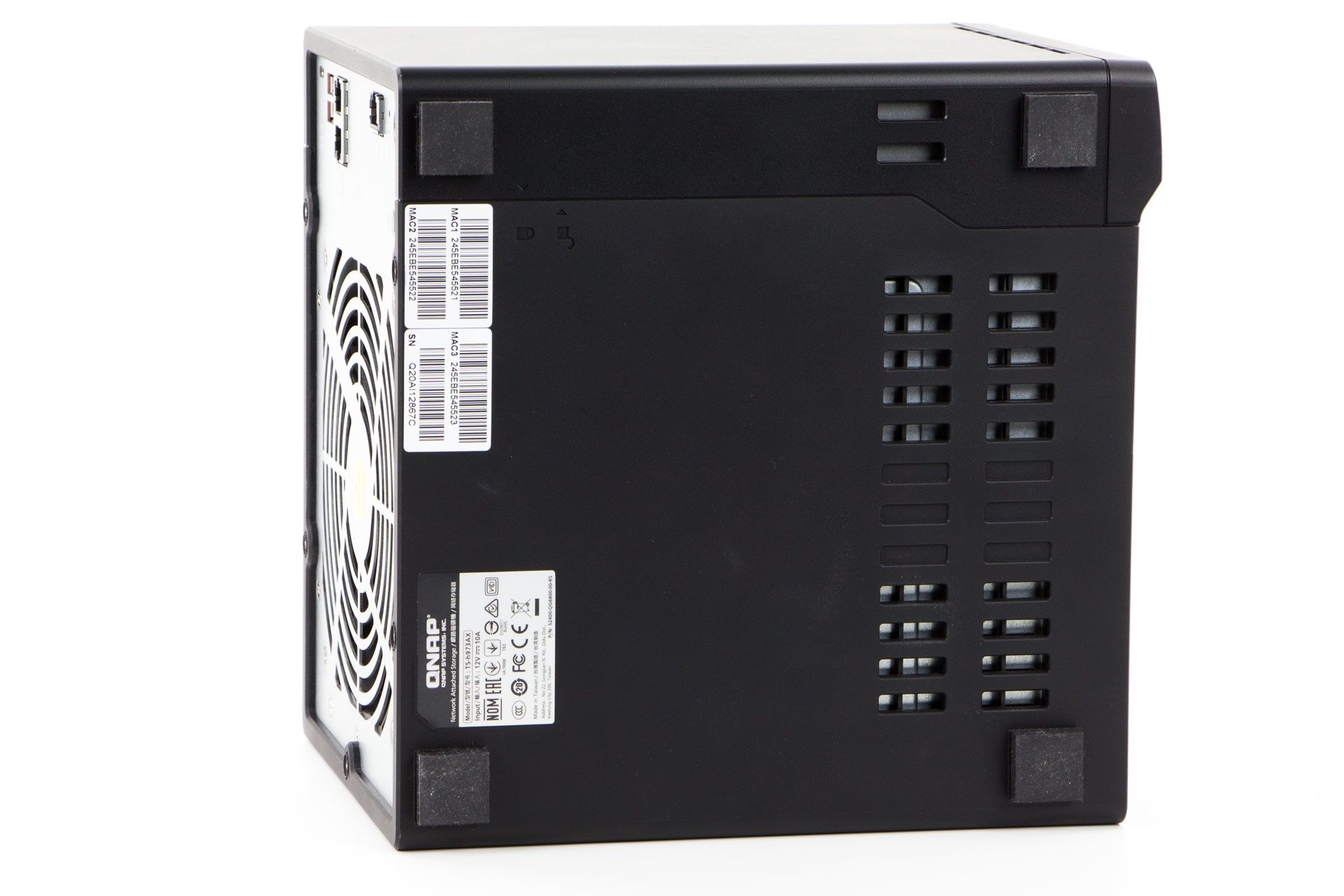 QNAP TS-h973AX - od spodu