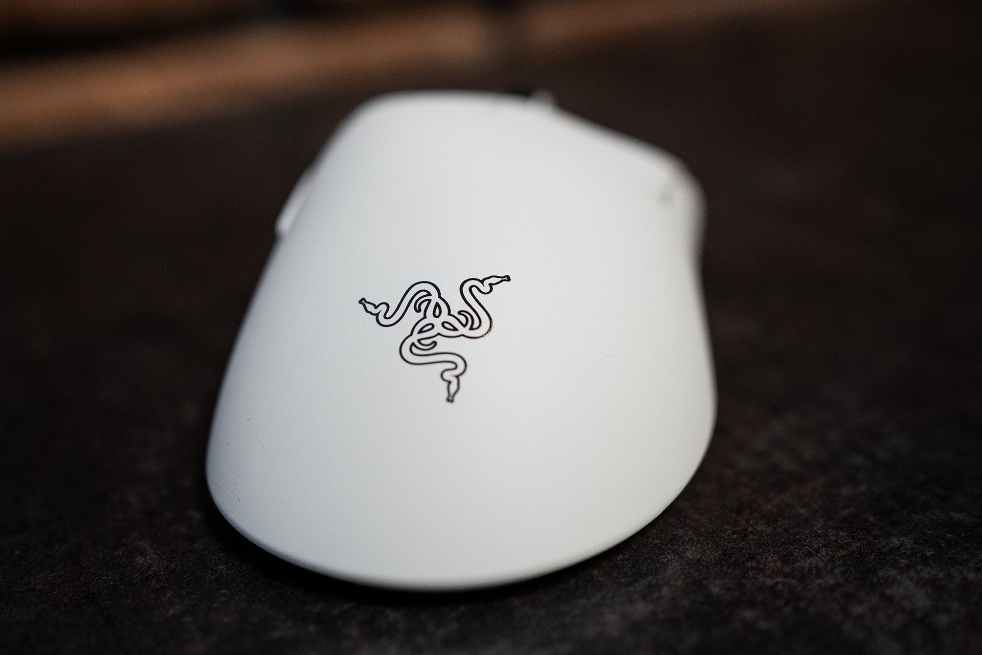 Razer DeathAdder V3 Pro - niepodświetlane logo myszki