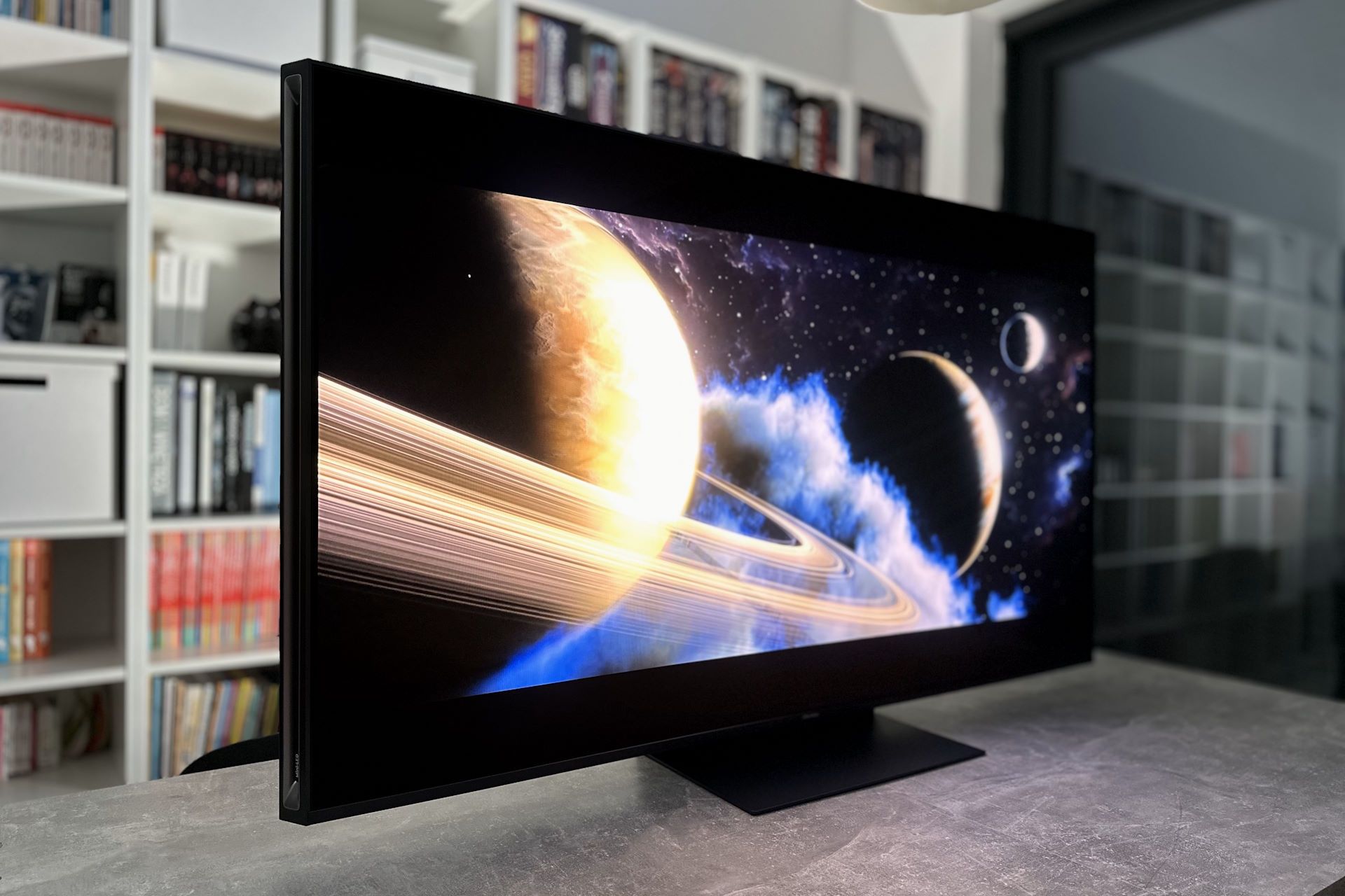 Hisense ULEX X 65UXKQ - z profilu