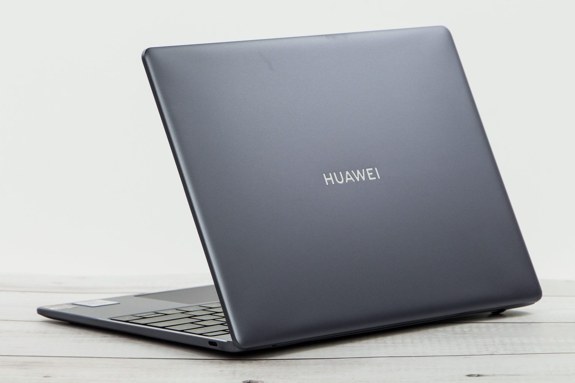 Huawei MateBook 13 z AMD Ryzen widok od tyłu