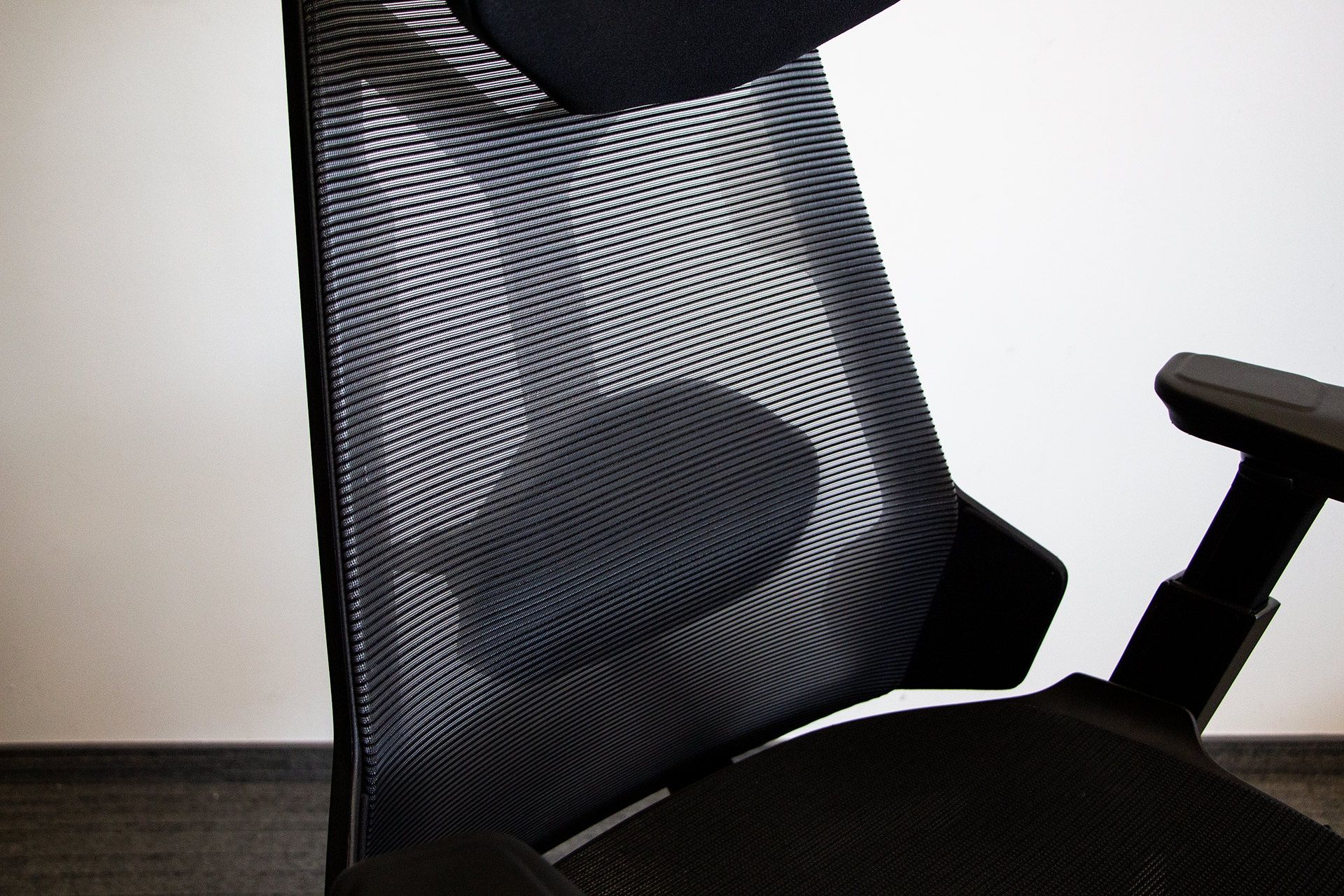 Asus ROG Destrier Ergo - podpórka ledźwiowa widoczna przez siatkowe oparcie
