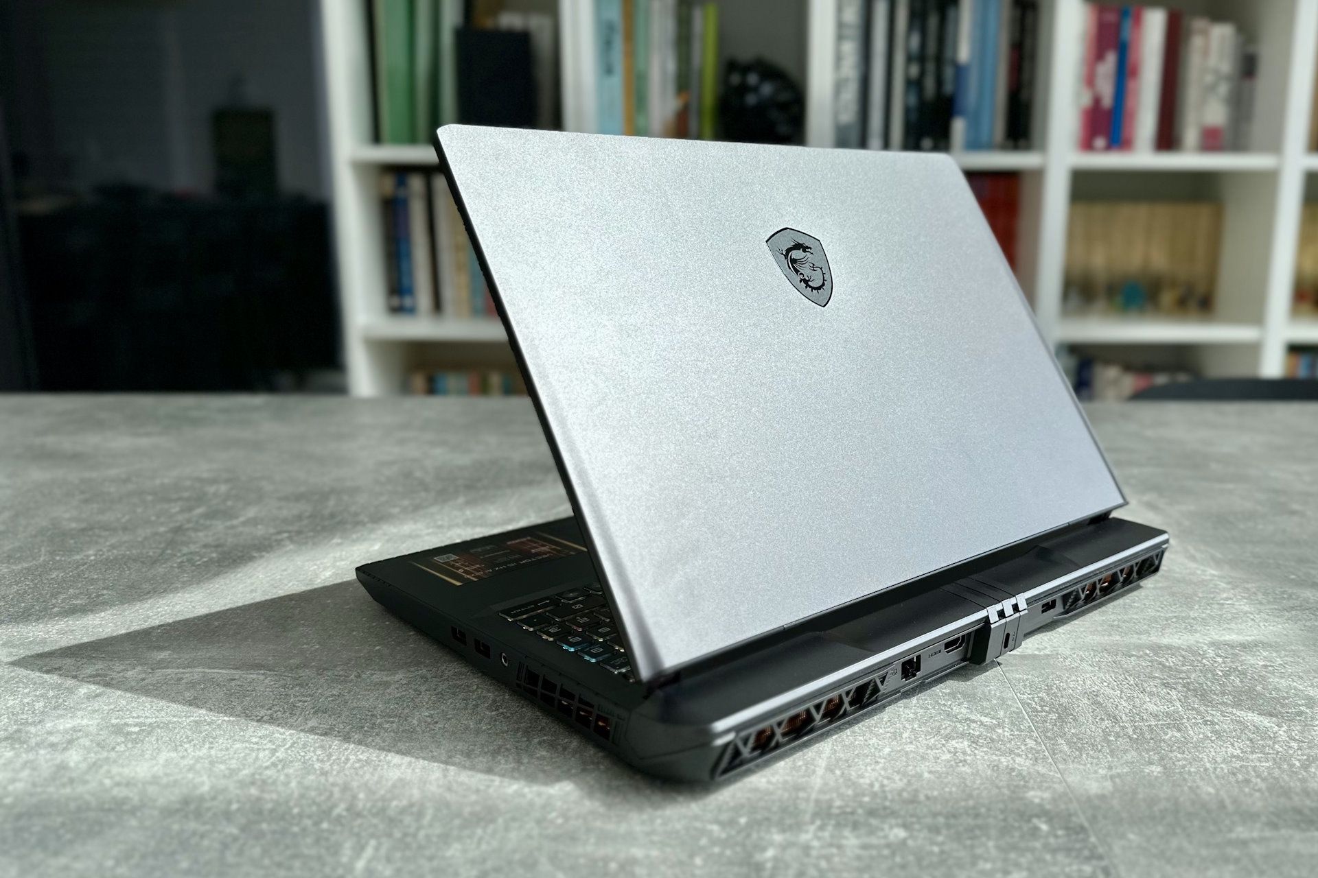 MSI Vector 16 HX AI - pokrywa