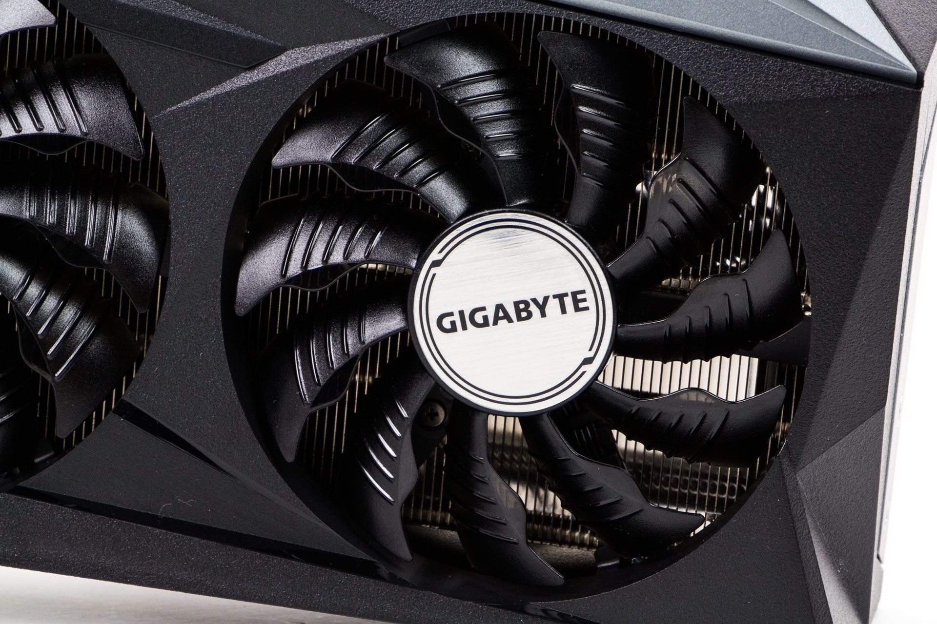 Gigabyte GeForce RTX 3080 Gaming OC - chłodzeniem karty zajmują się 3 wentylatory