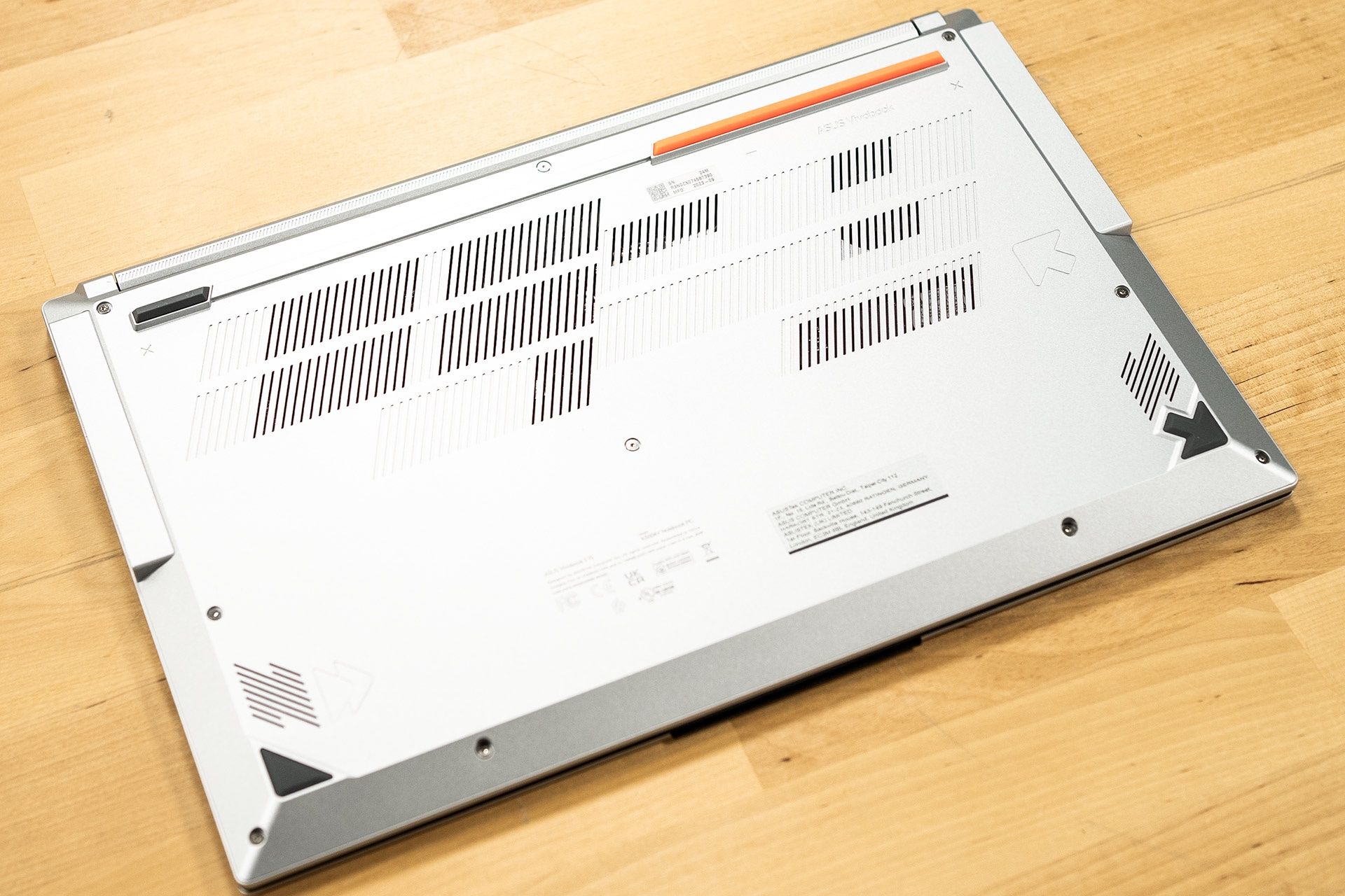 ASUS Vivobook S15 OLED K5504V - od spodu
