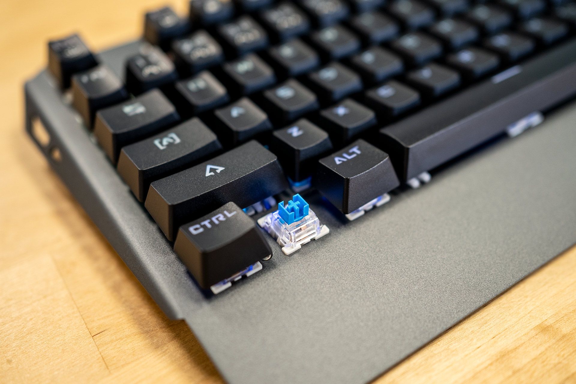 Mad Dog GK900 RGB - niebieski mikroprzełącznik