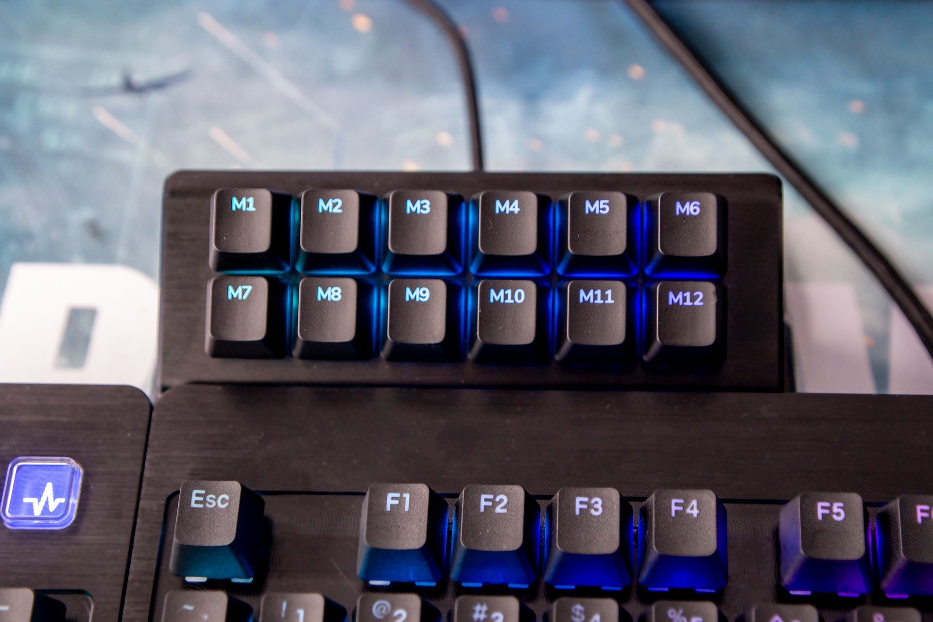 Mountain MacroPad przy klawiaturze