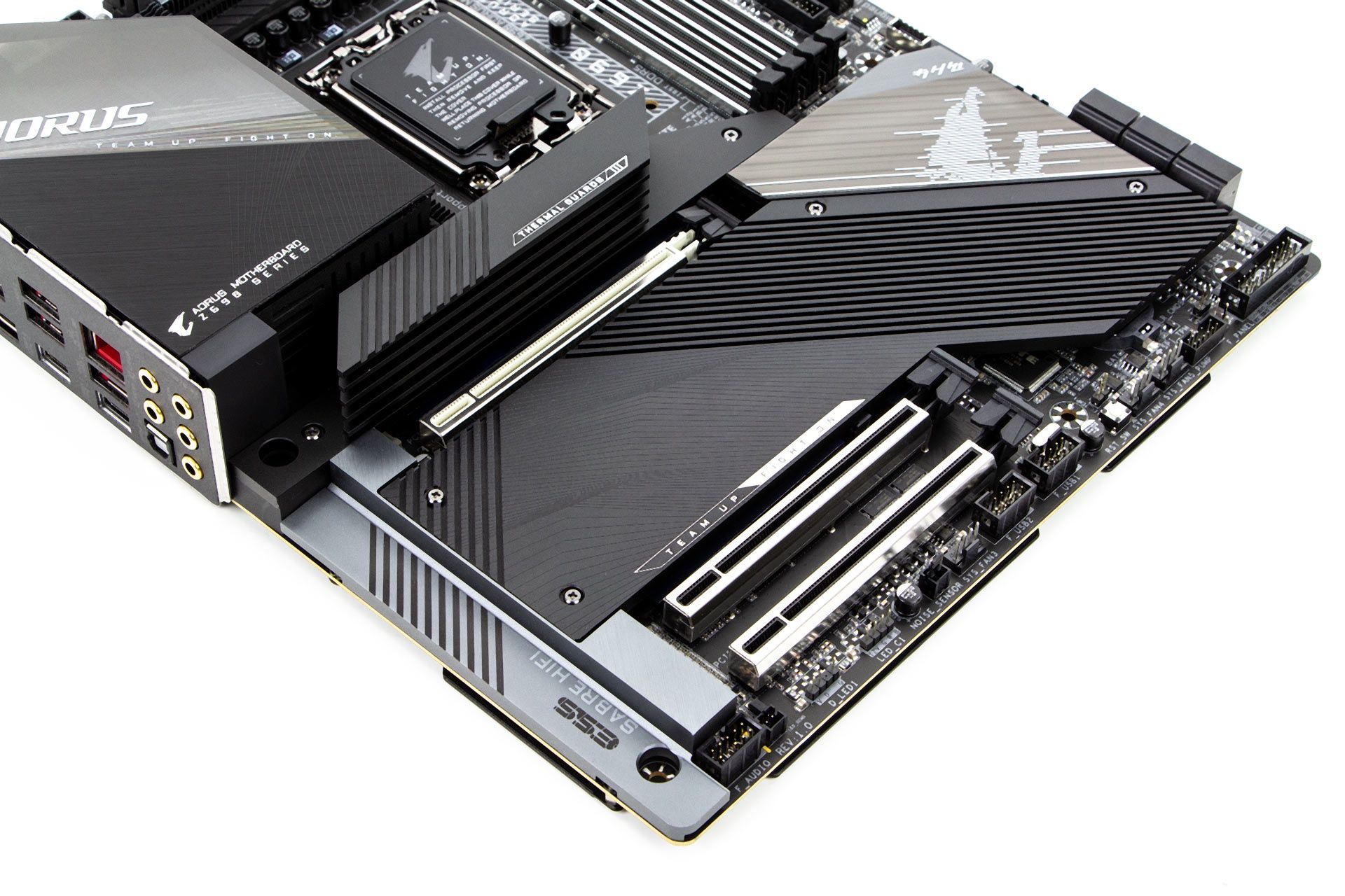 Gigabyte Z690 AORUS Master - sloty