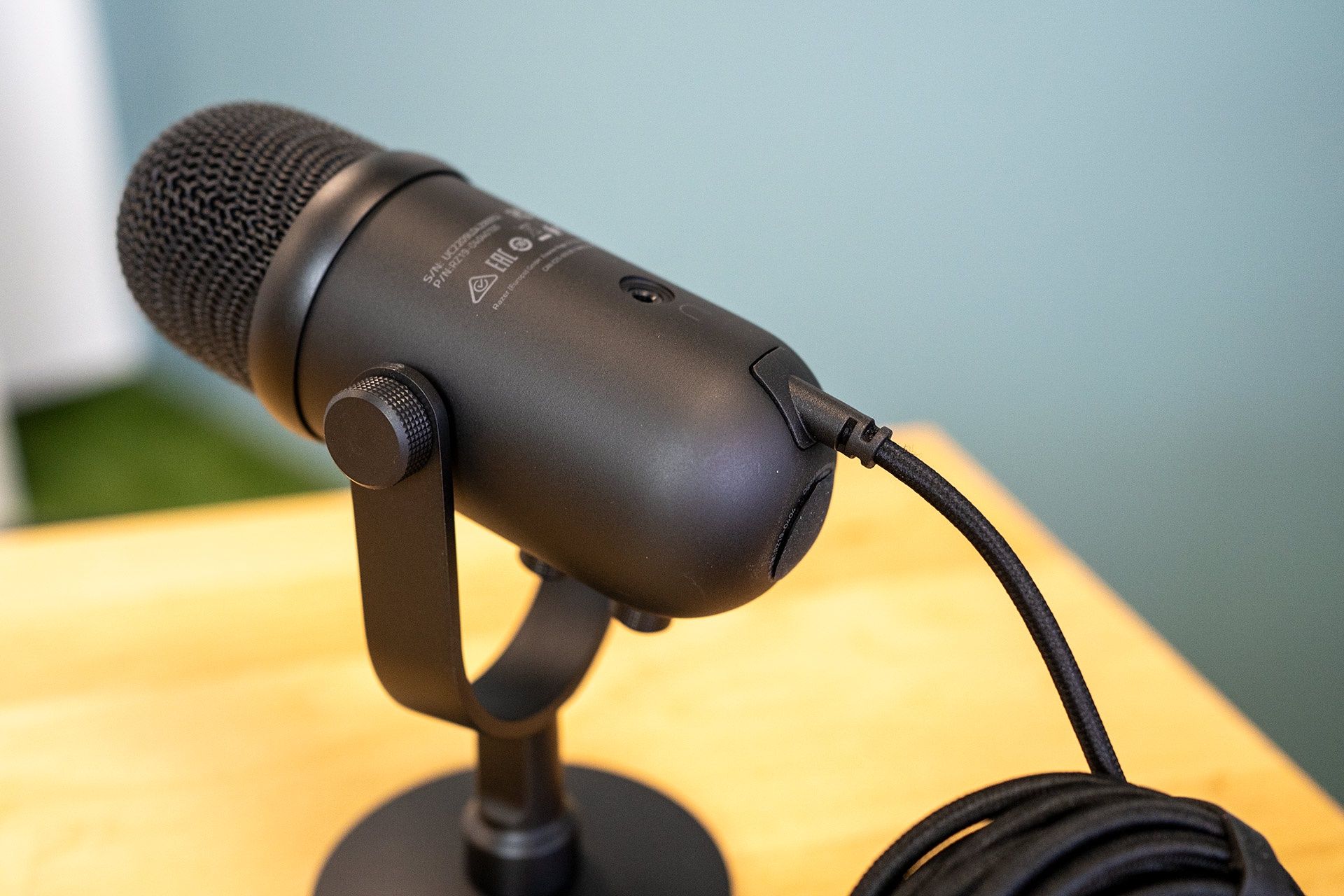 Razer Seiren V2 Pro - prawidłowa pozycja mikrofonu do nagrań