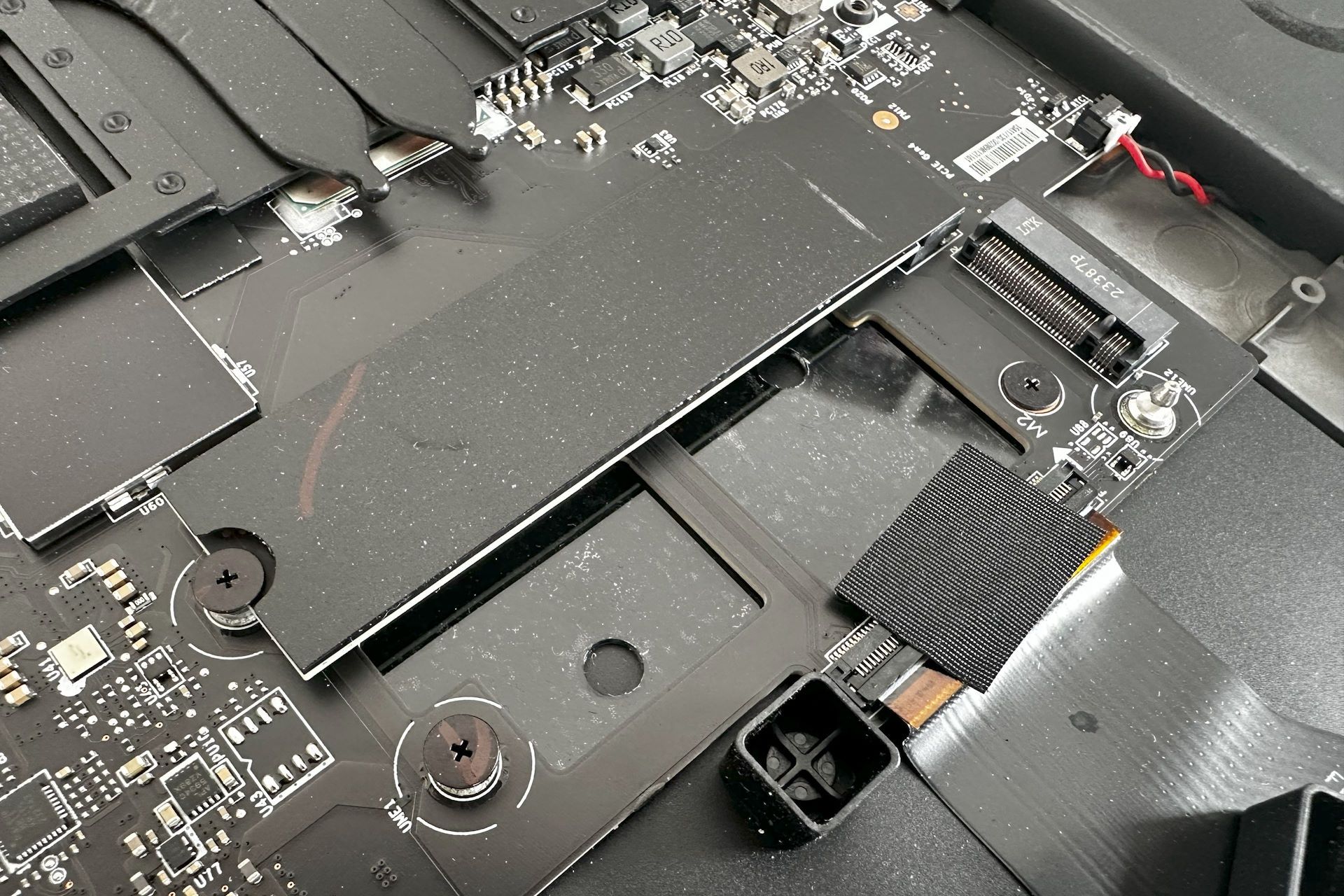 MSI Prestige 16 AI Evo - miejsce na SSD