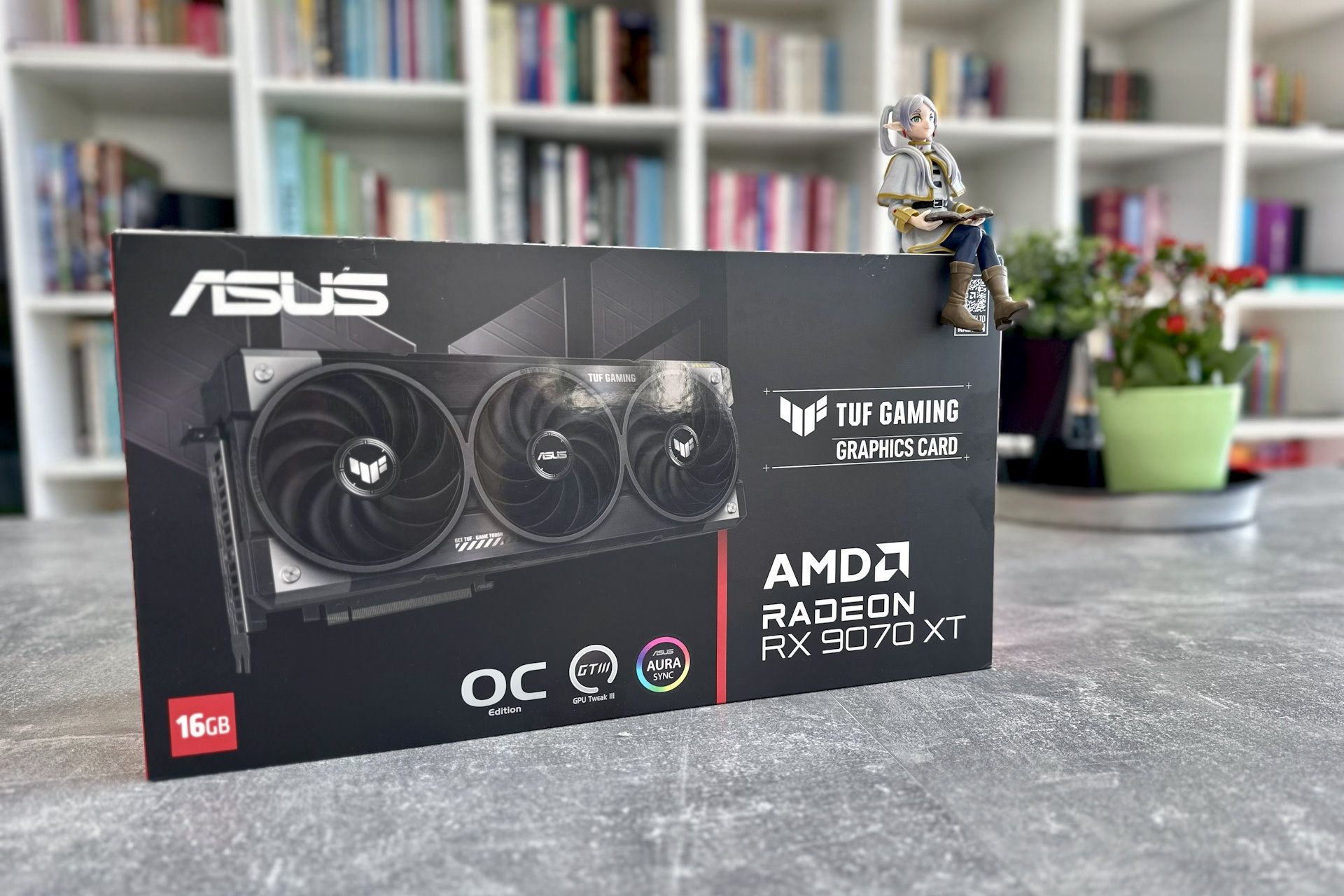 ASUS Radeon RX 9070 XT TUF Gaming OC - pudełko z lewej