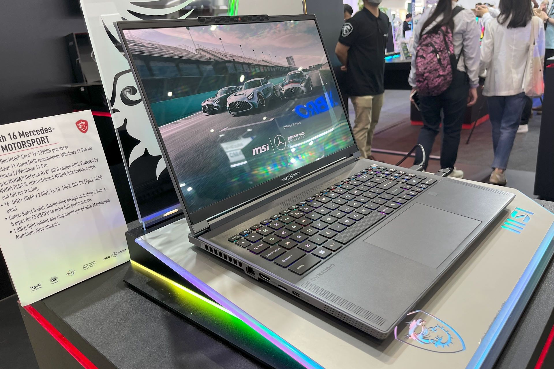 Laptop MSI Stelth 16 AMG chłodzenie z tyłu