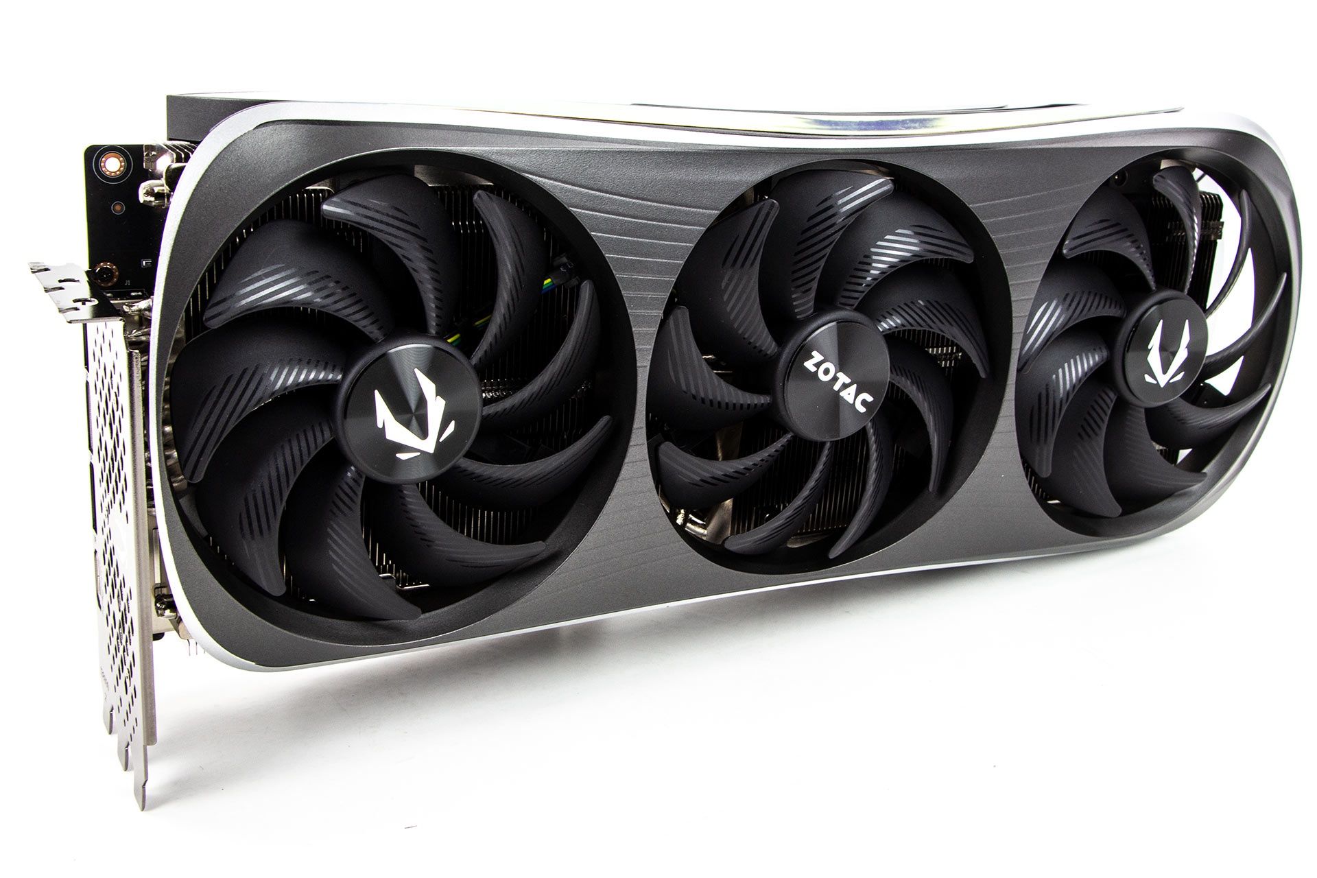 Zotac GeForce RTX 4080 AMP Extreme AIRO - z profilu
