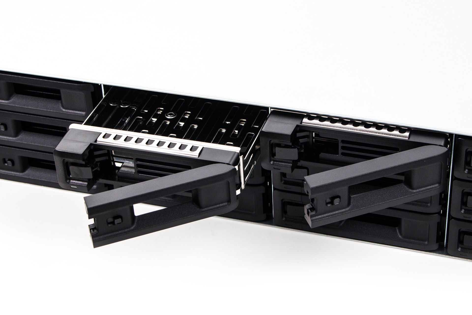 Synology RS3621xs+ - mechanizm sanek dysków