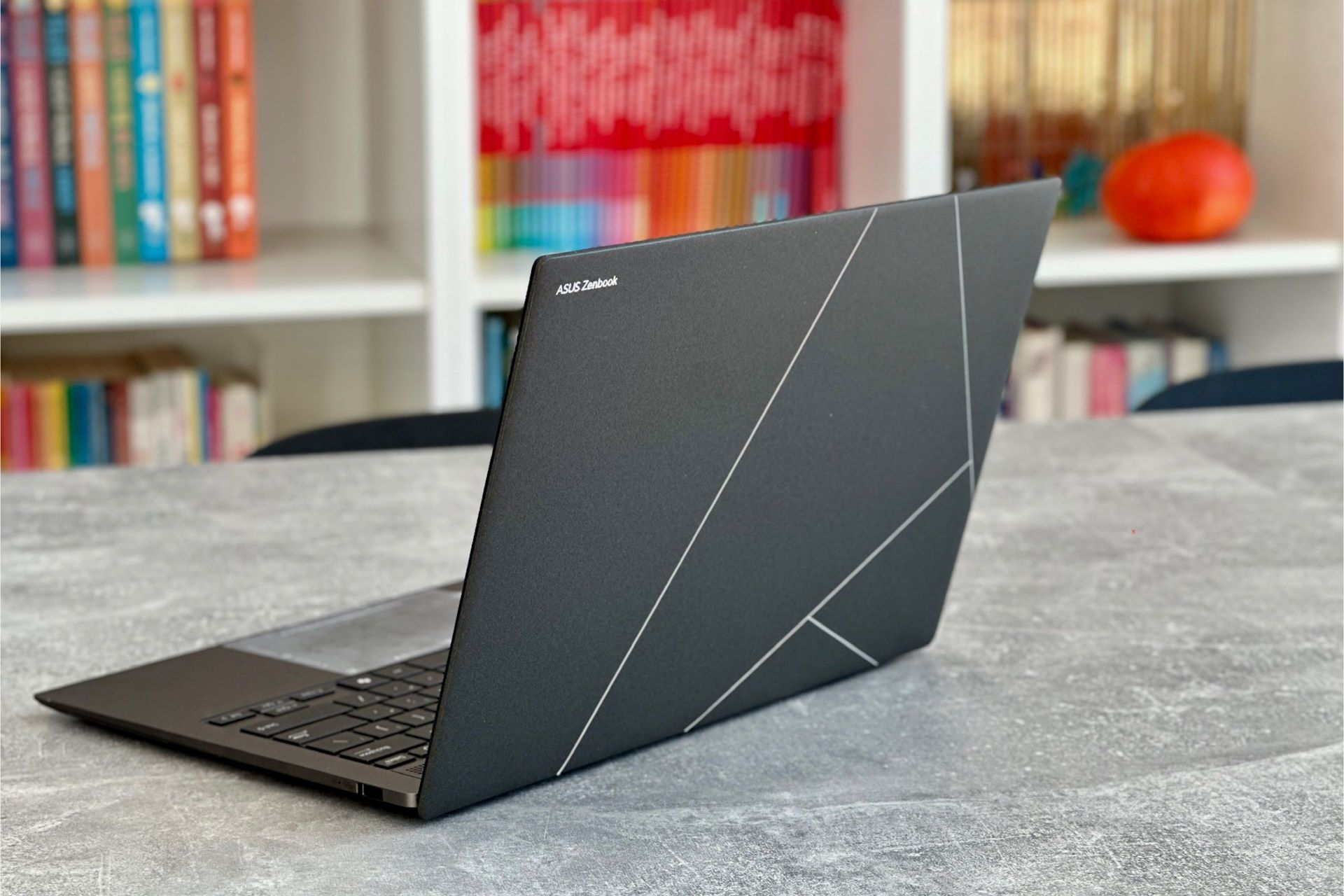 ASUS Zenbook S 14 UX5406S - od tyłu