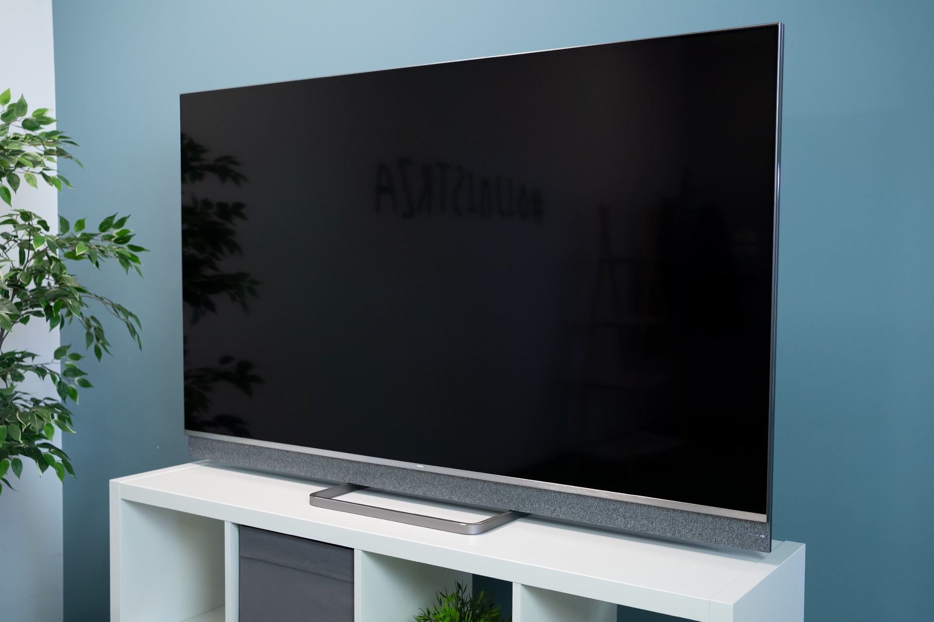 TCL 65C825 - na podstawce