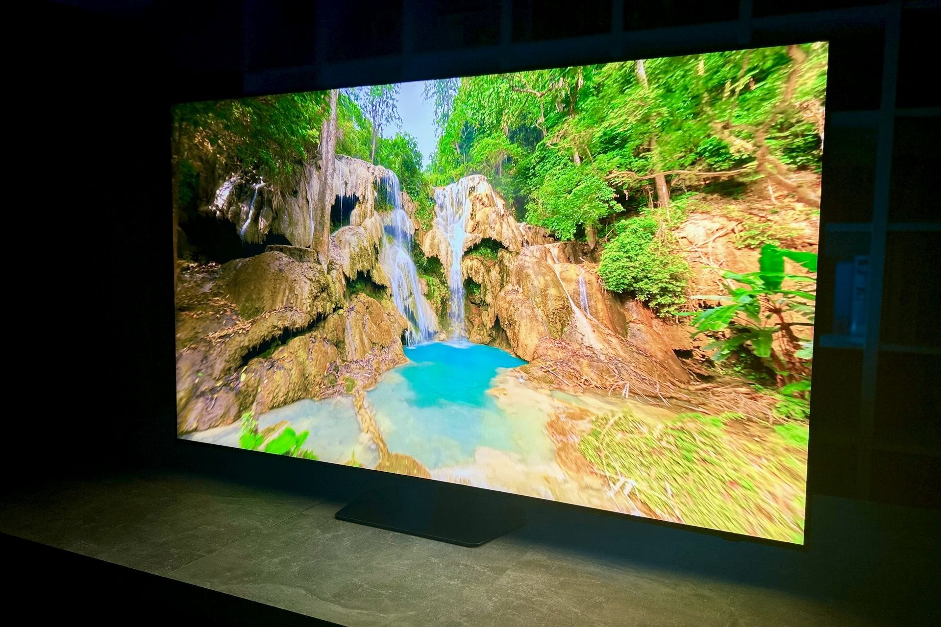 Samsung Neo QLED 65QN92F - z profilu 3
