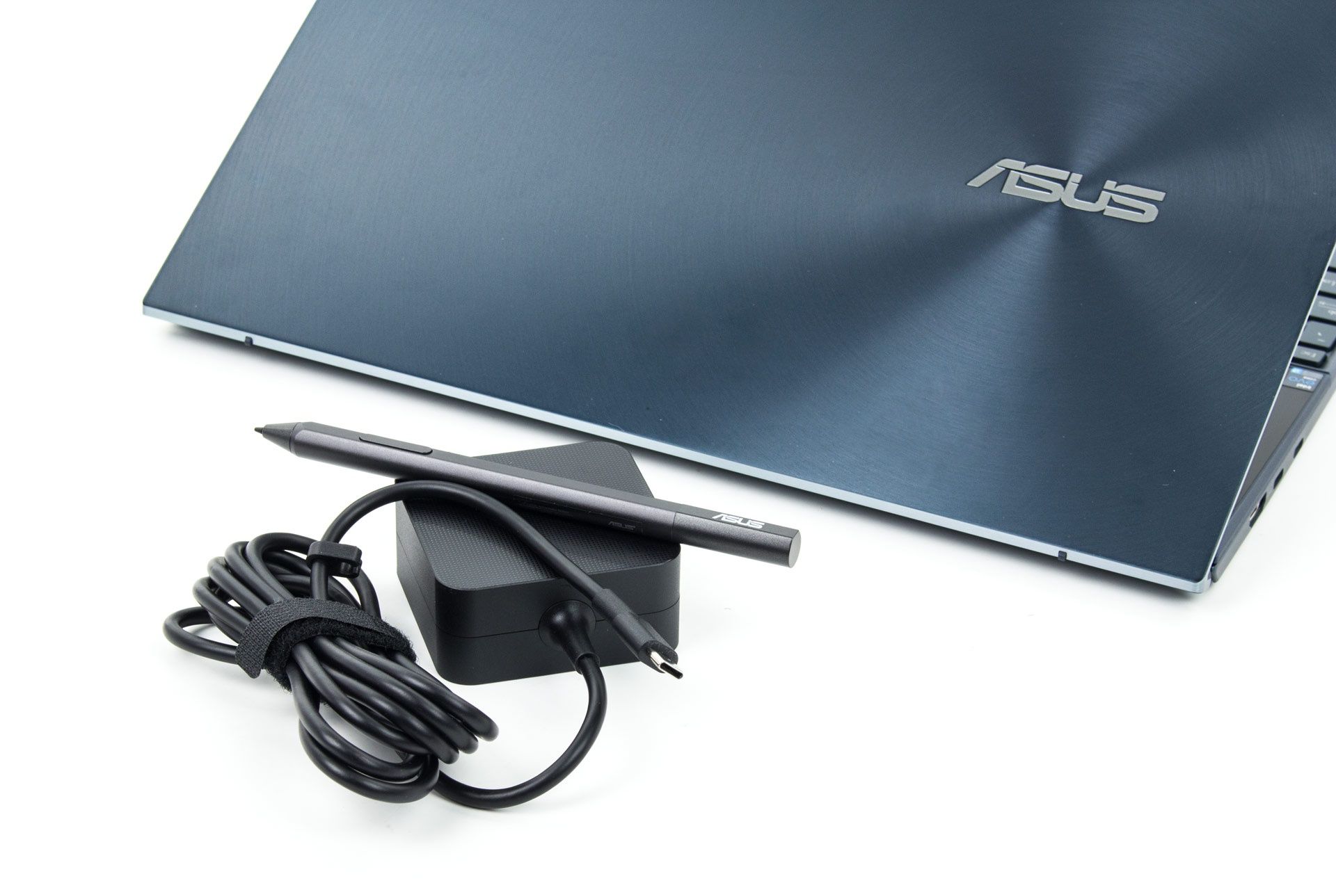 ASUS ZenBook Duo UX482E - niewielki zasilacz USB C
