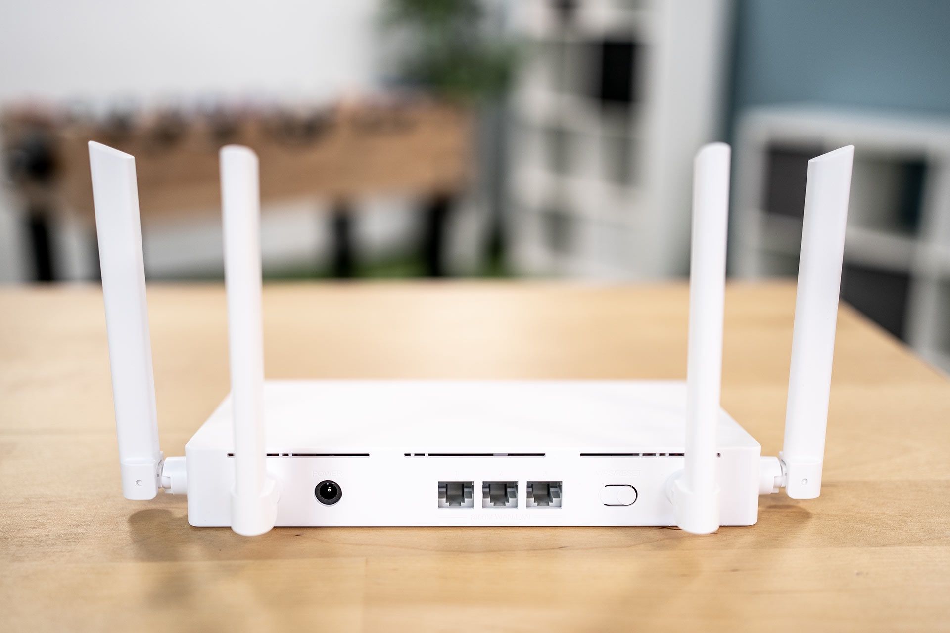 Huawei WiFi AX2 - z tyłu (porty)