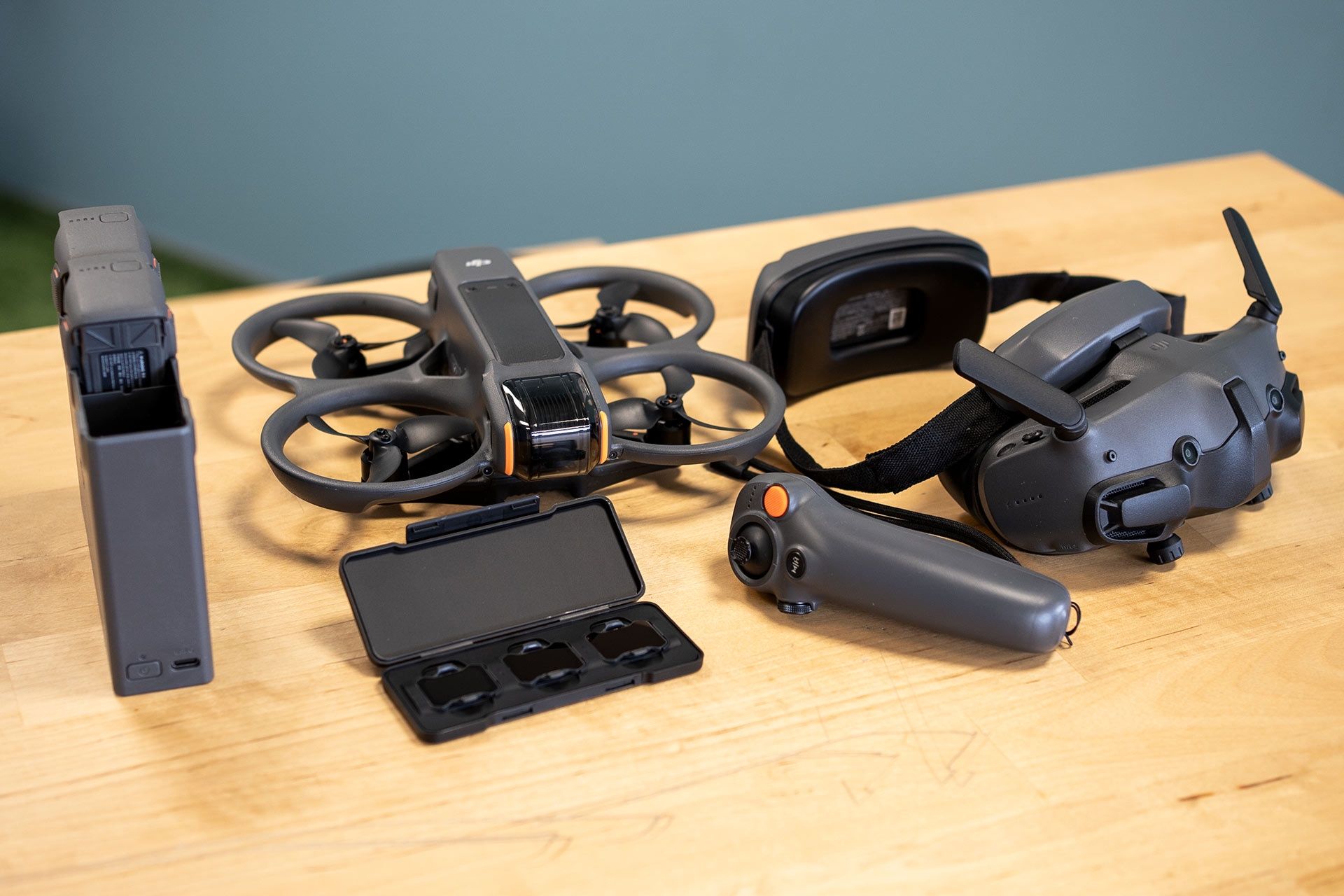 Dji Avata 2 - zawartość zestawu Fly More Combo