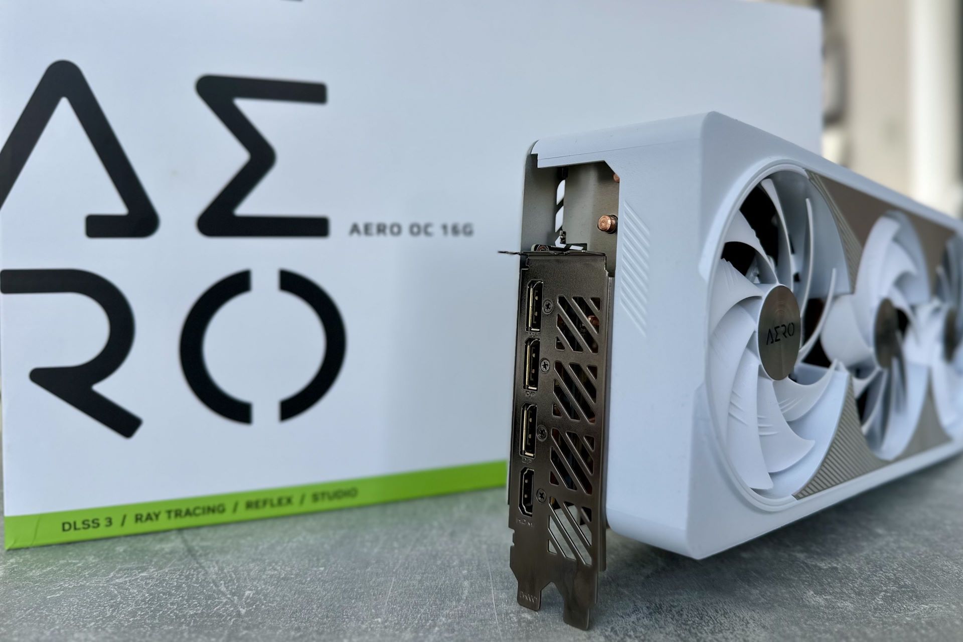 Gigabyte GeForce RTX 4080 Super AERO - złacza wideo