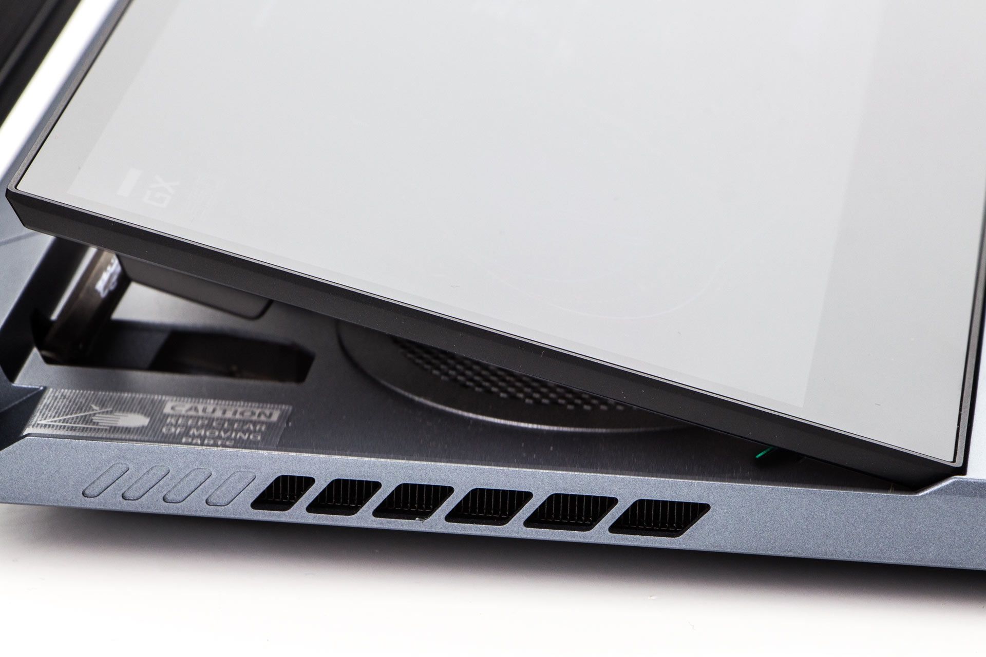 ASUS ROG Zephyrus Duo 15 GX550L - podnoszony ekran skrywa wyloty chłodzenia