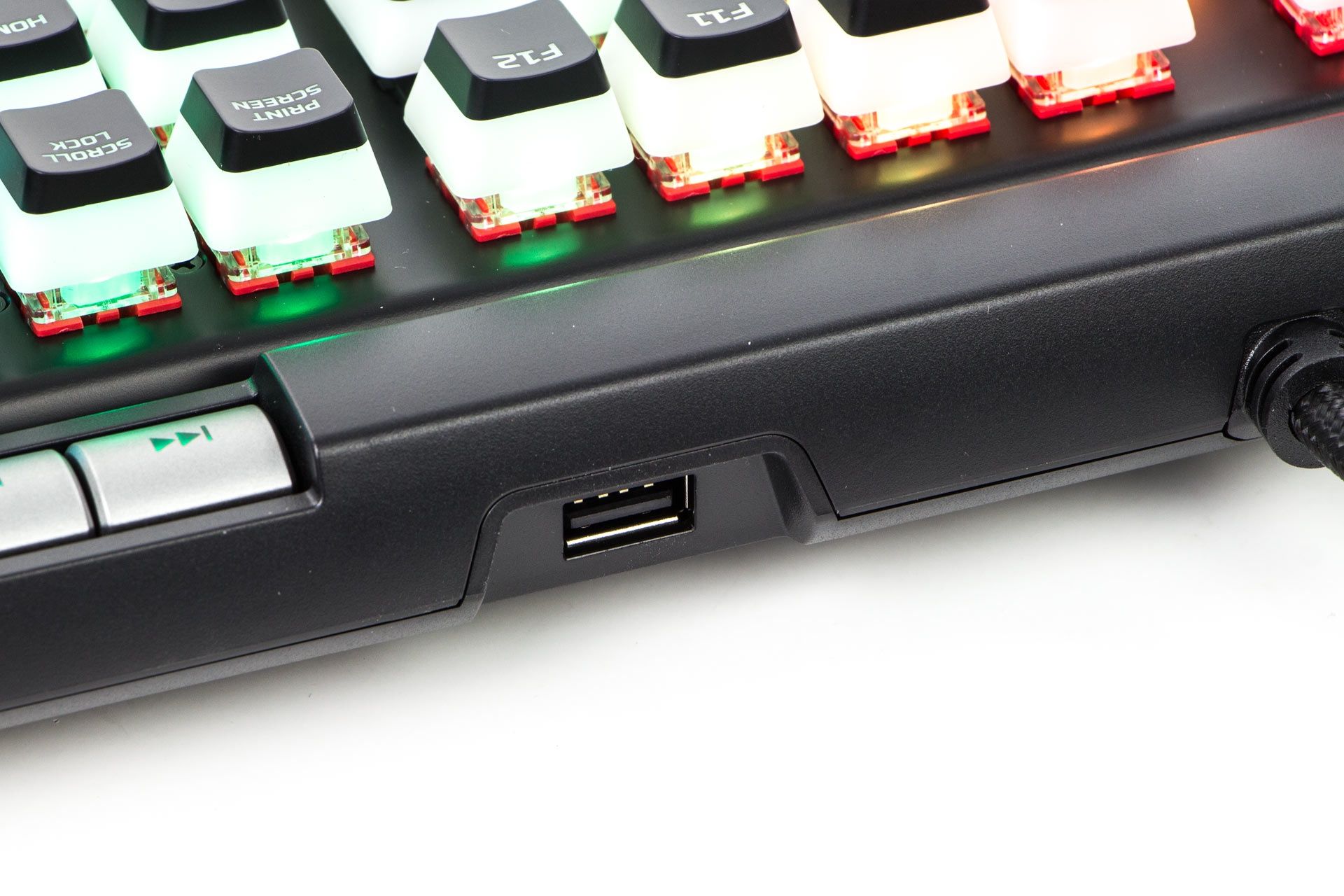 HyperX Alloy Elite 2 - przelotowe gniazdo USB