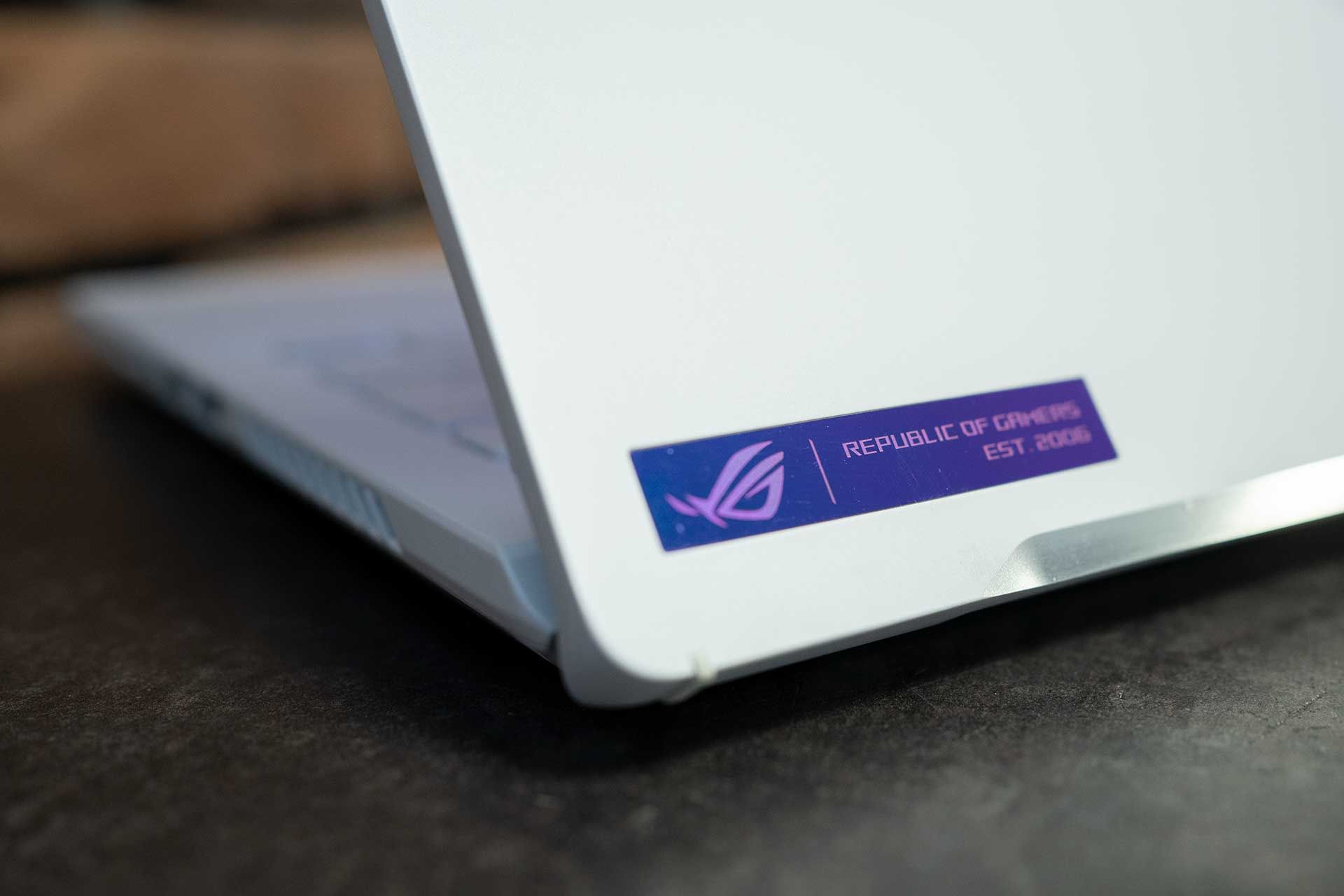 ASUS ROG Zephyrus G14 2022 - logo na pokrywie